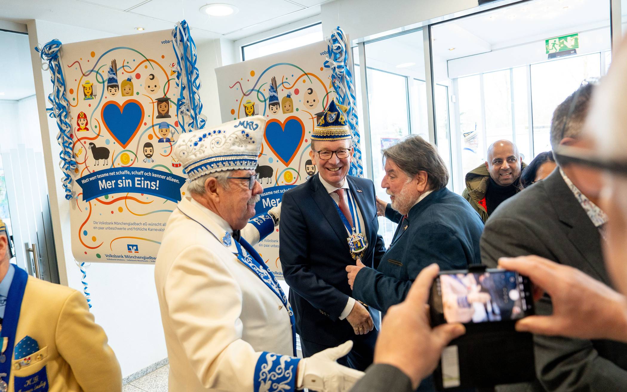 MKV-Chef Gert Kartheuser mit Volksbankvorstand Franz D. Meurers und Jurymitglied Horst...