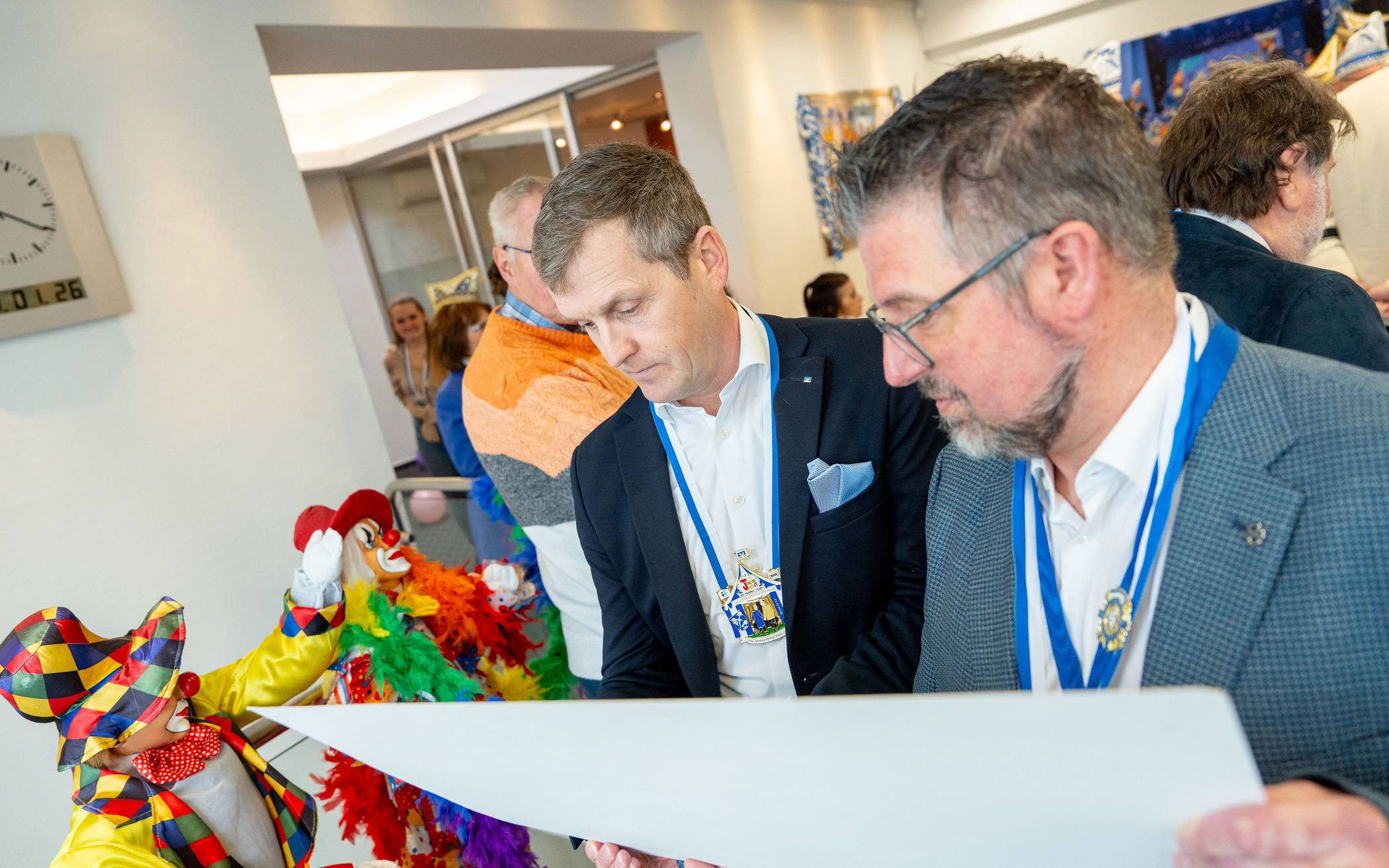 Volksbank-Generalbevollmächtigter Sven Frauenkron (l.) hier mit Markus Schmitz,...