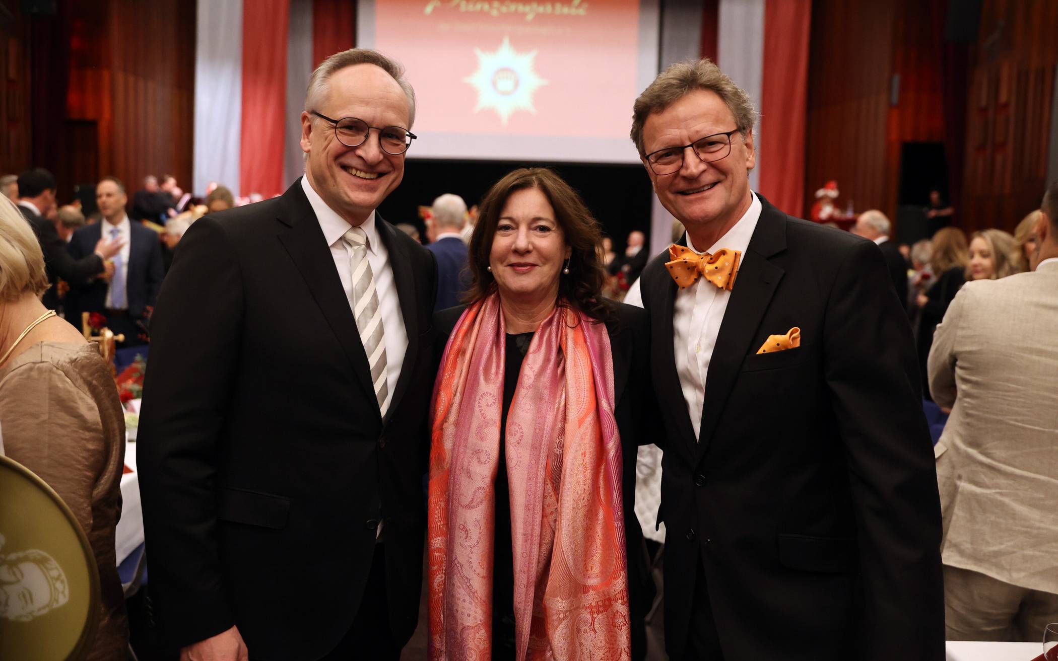 Der Vorstand der Sparkasse mit dem Vorsitzenden Antonius Bergmann, Sabine Sarnes und...