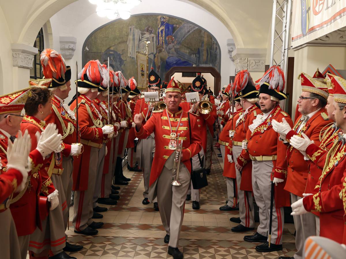 Rote Rosen und tanzende Puppen
