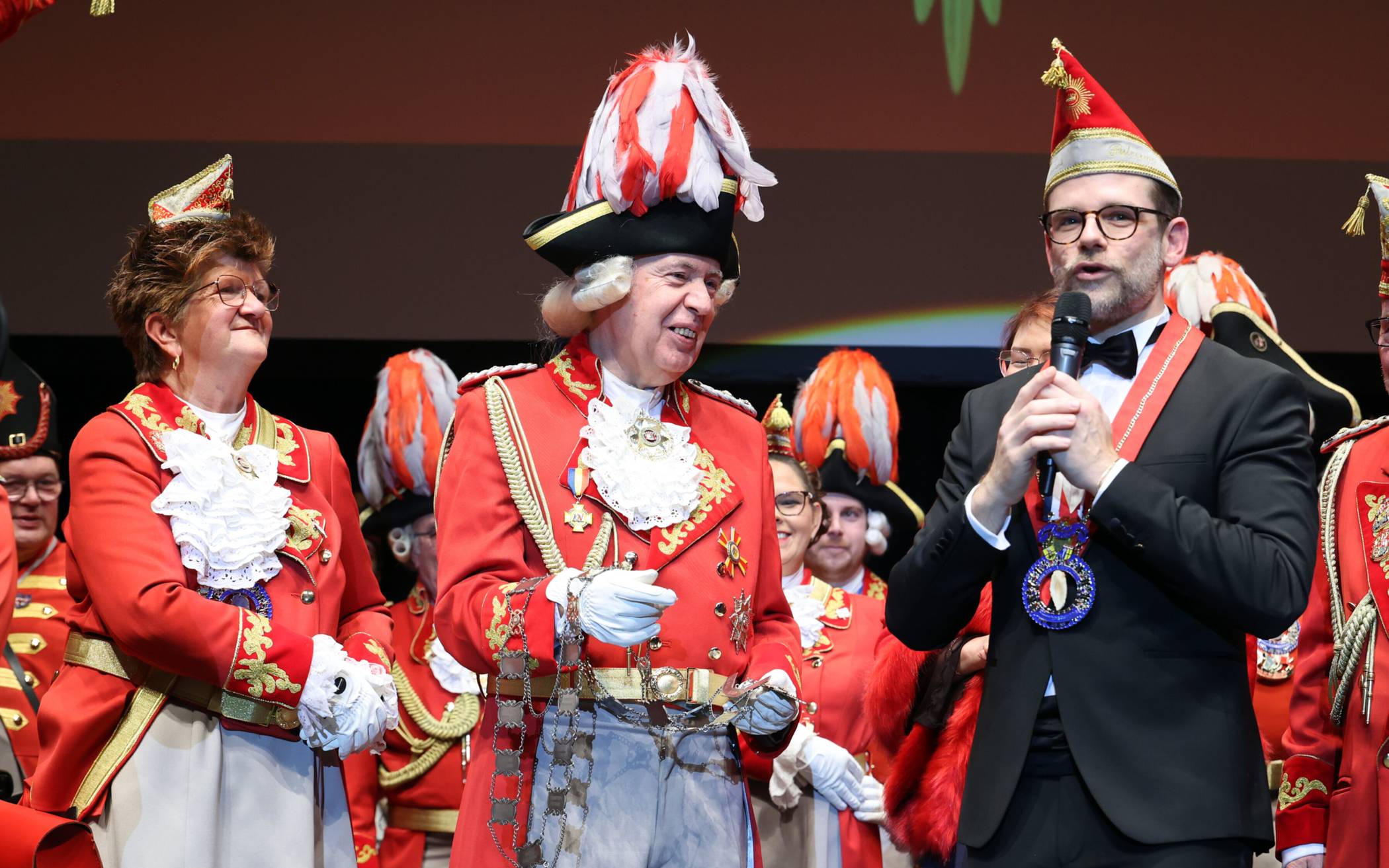 Schatzmeisterin Claudia Spelters, der stellvertretende Vorsitzende Stefan Wimmers und OB...