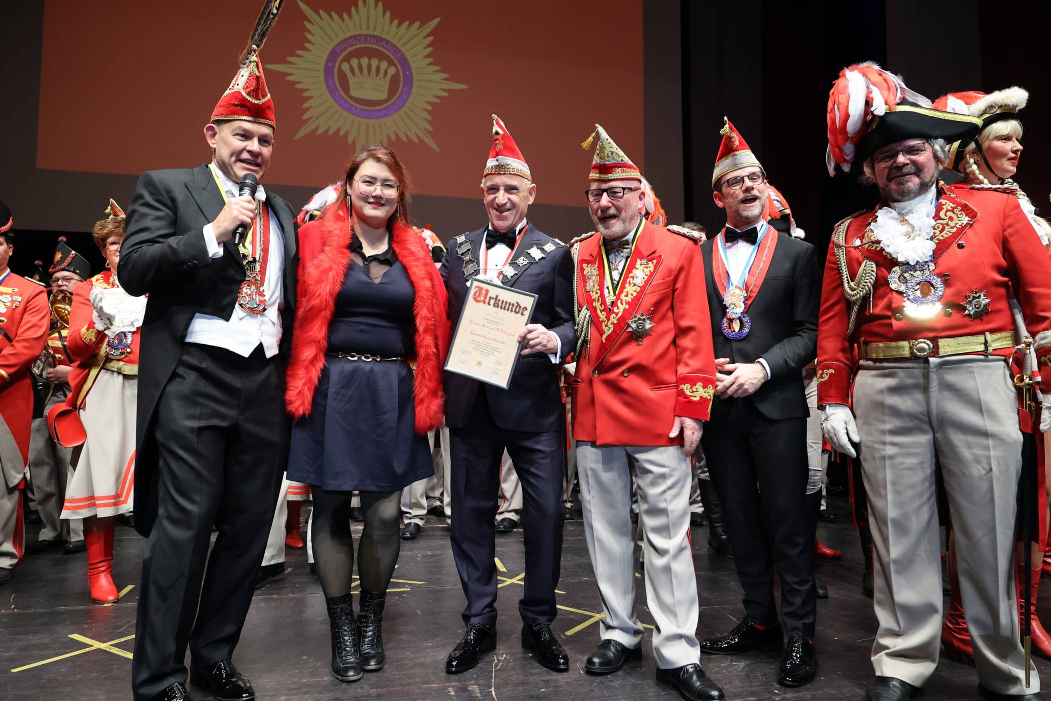  Helmut Wallrafen (3.v.l.) ist neuer Generalappelmeister der Mönchengladbacher Prinzengarde. Er übernimmt das Amt von Janina Cho. Von links: Präsident Frank Kindervatter, Vorsitzender Frank Wendler, OB Felix Heinrichs und Kommandant Erik Montforts.   