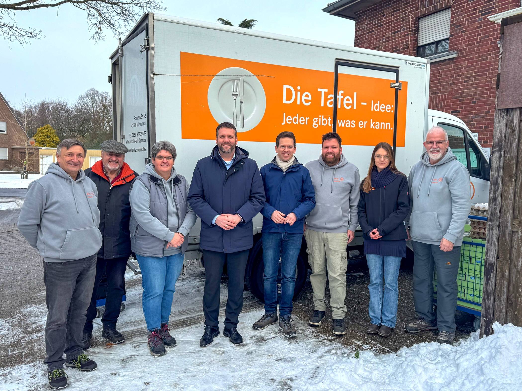  Bundestagsabgeordneter Dr. Martin Plum und Bürgermeister Andreas Gisbertz mit Mitarbeitenden der Tafel Schwalmtal. 