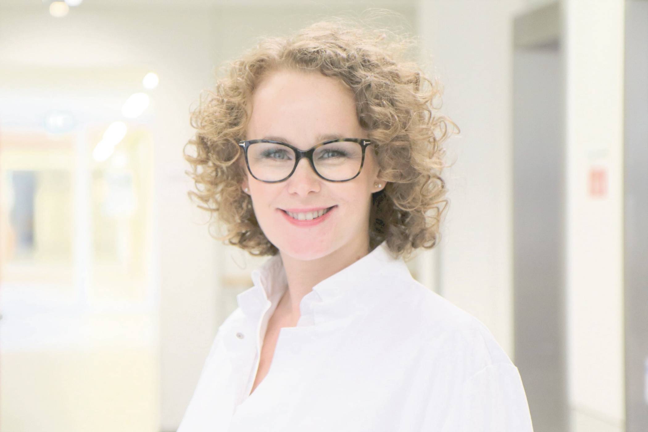 Chefärztin Dr. Jessica Görgens klärt in ihrem Vortrag über moderne Narkoseverfahren bei älteren Patienten auf. Foto: St. Irmgardis-Krankenhaus Süchteln