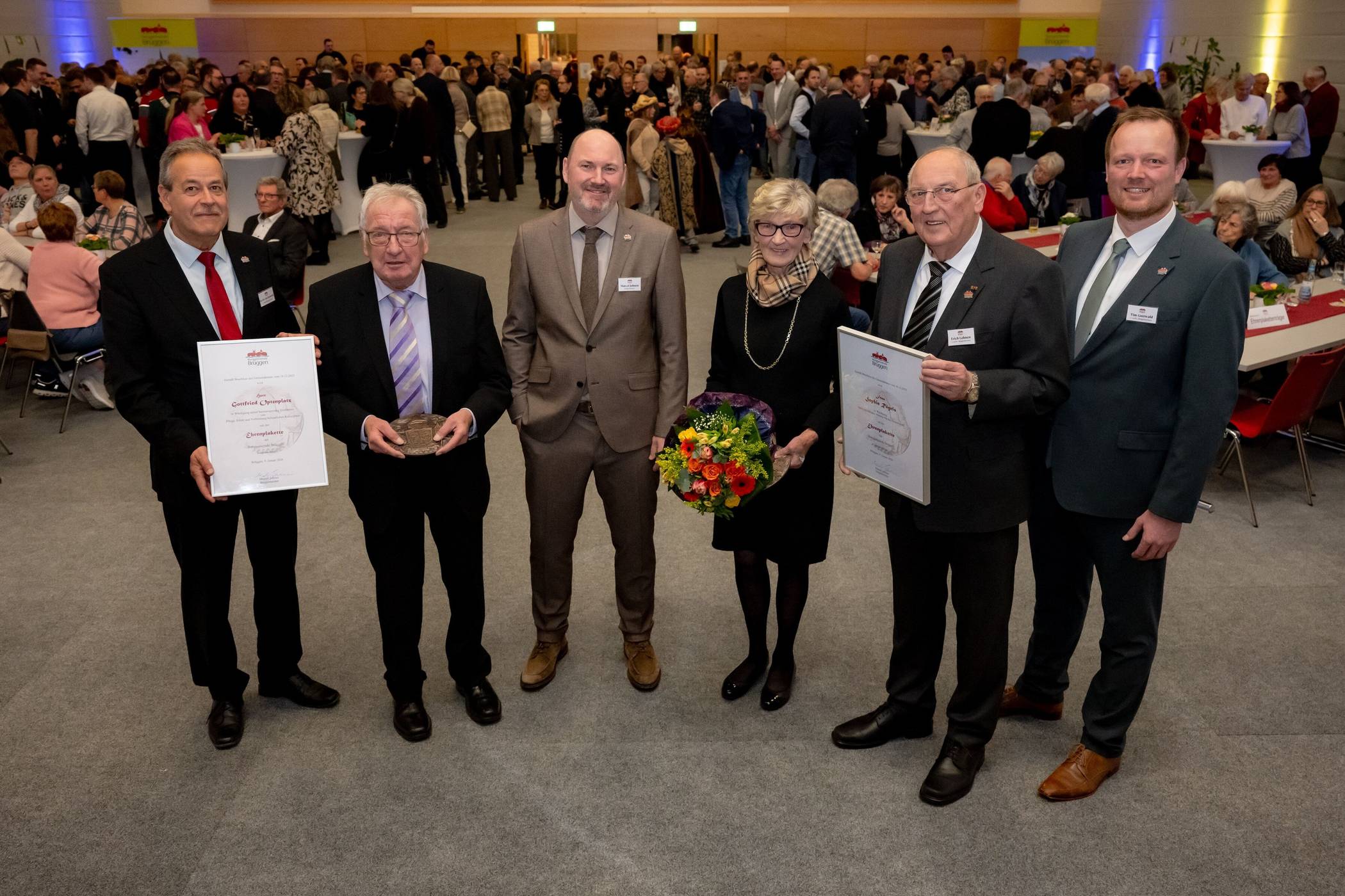 Bürgermeister Marcel Johnen und seine Vertreter mit den Trägern der Ehrenplakette. 