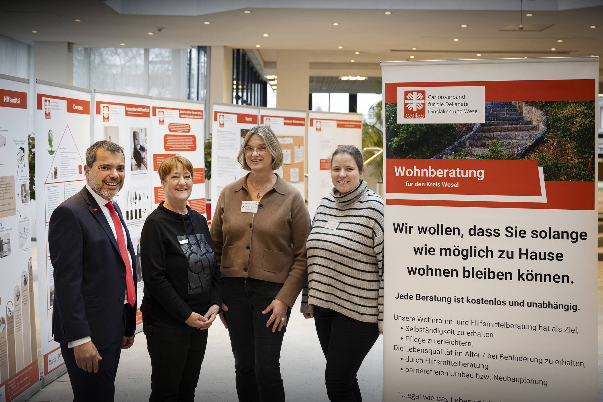 Eröffneten die Ausstellung der Wohnberatung in der Sparkasse (v.l.n.r.): Giovanni Malaponti und Carmen Müller (beide Sparkasse) sowie Christa Testroet und Anna Heßling, die Expertinnen für barrierefreies Wohnen beim Caritasverband Dinslaken und Wesel.