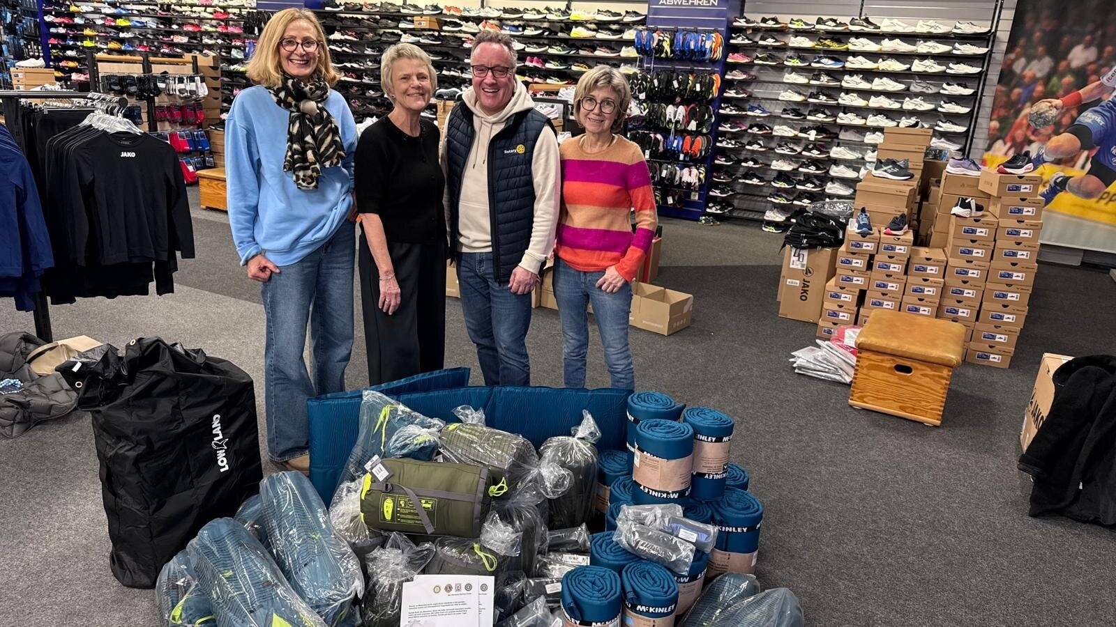 Hilfspakete für Obdachlose wurden gepackt (v.l.): Irmgard Kerkhoff (Inner-wheel), Ute Zimmermann (Zonta), Rainer Schnäbler (Rotary) und Birgitt Lamers (Zonta). 