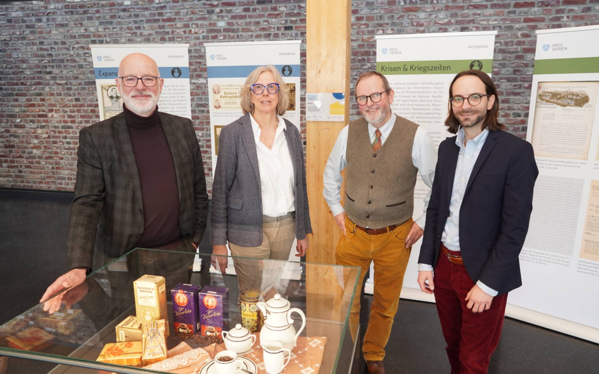 Bei der Eröffnung der Ausstellung im Kreisarchiv (v.l.): Kreisdirektor Ingo Schabrich; Beatrix Wolters (Verein für Heimatpflege Viersen); Marcus Ewers, Kreisarchivamtmann, sowie Dr. Matthias Herm, stv. Leiter des Kreisarchivs. 