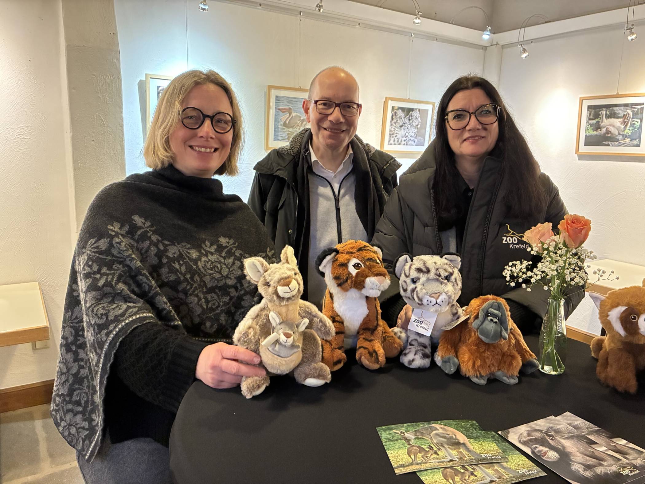   Zoodirektorin Dr. Stefanie Markowski (r.) mit Frank Rusch (Prokurist) und Petra Schwinn (Zoo-Sprecherin). 