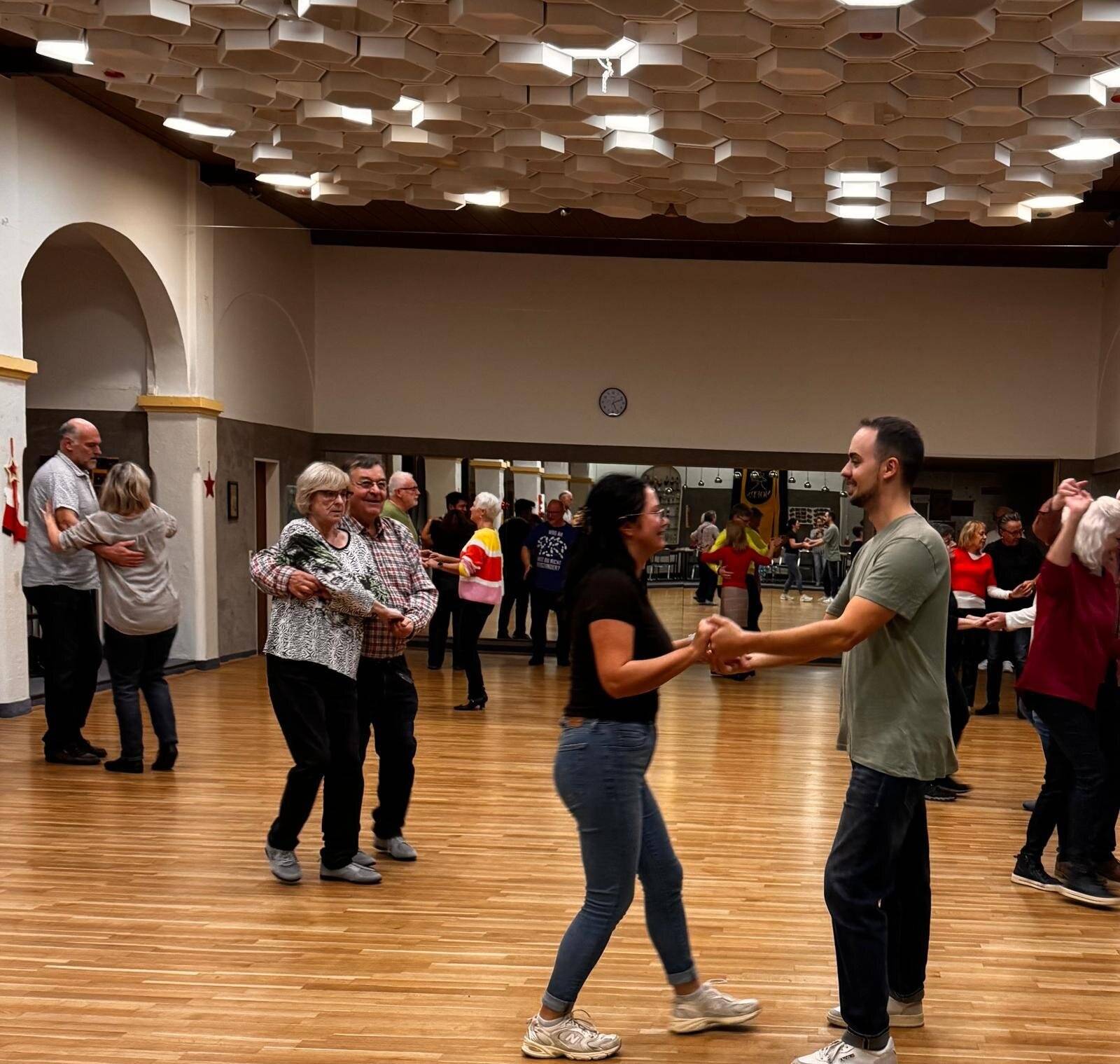 Beim TTC Schwarz-Gold Moers startet ein Discofox-Aufbaukurs.