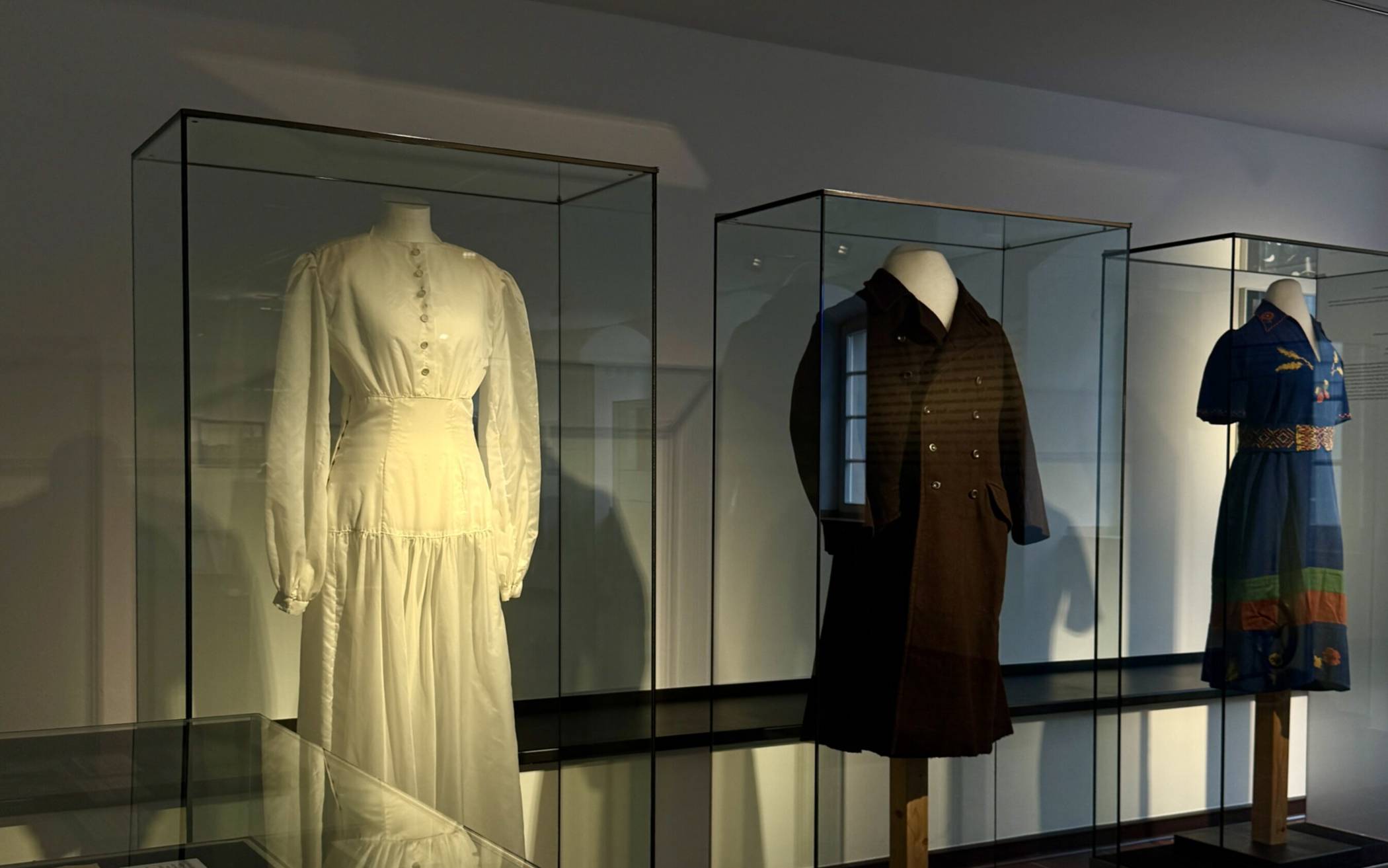 Ein Hochzeitskleid aus Fallschirmseide wird ebenfalls in der Ausstellung gezeigt.