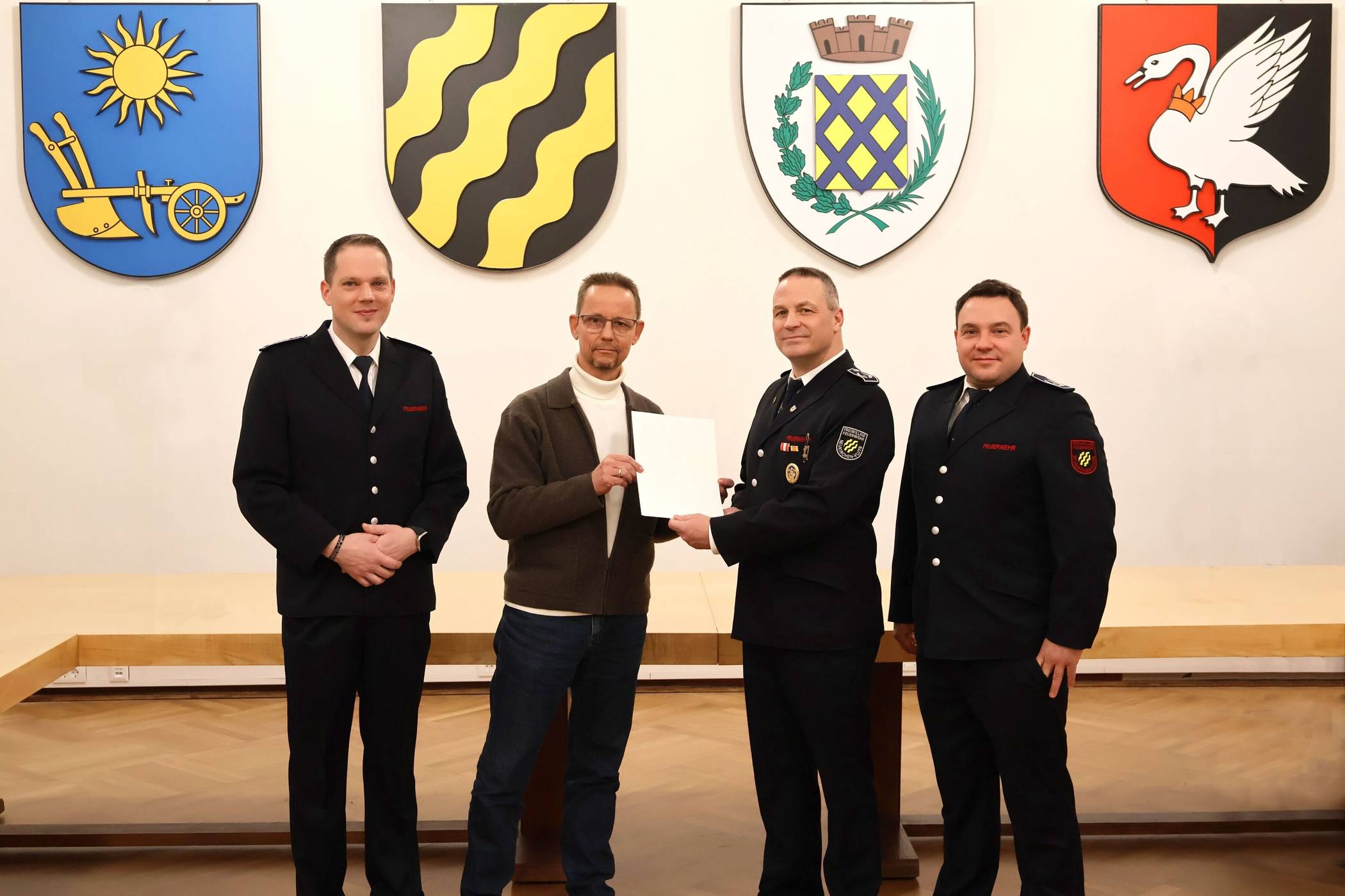  Thorsten Eckhardt (2.v.r.) erhielt die Ernennungsurkunde von Bürgermeister Dirk Schauenberg im Beisein seiner Kollegen David Schade (l.) und Marius Beeker (r.). 
