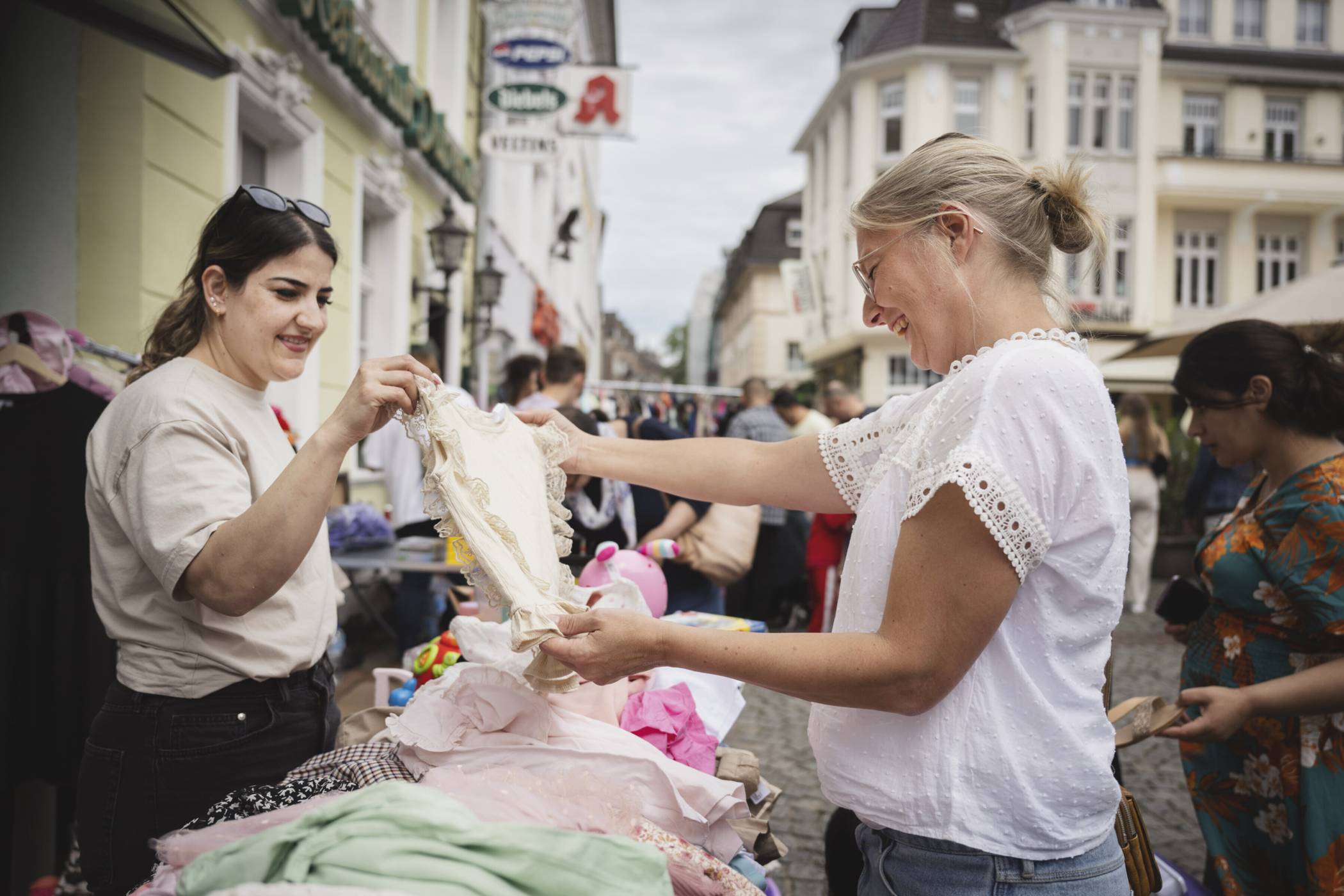 Auch 2026 können Schnäppchenjäger:innen in der Moerser City wieder ins Trödelparadies eintauchen: Am Sonntag, den 22. März, findet der 1. Moerser City-Trödel statt. Interessierte können sich ab Montag (19. Januar) für einen eigenen Stand bewerben.