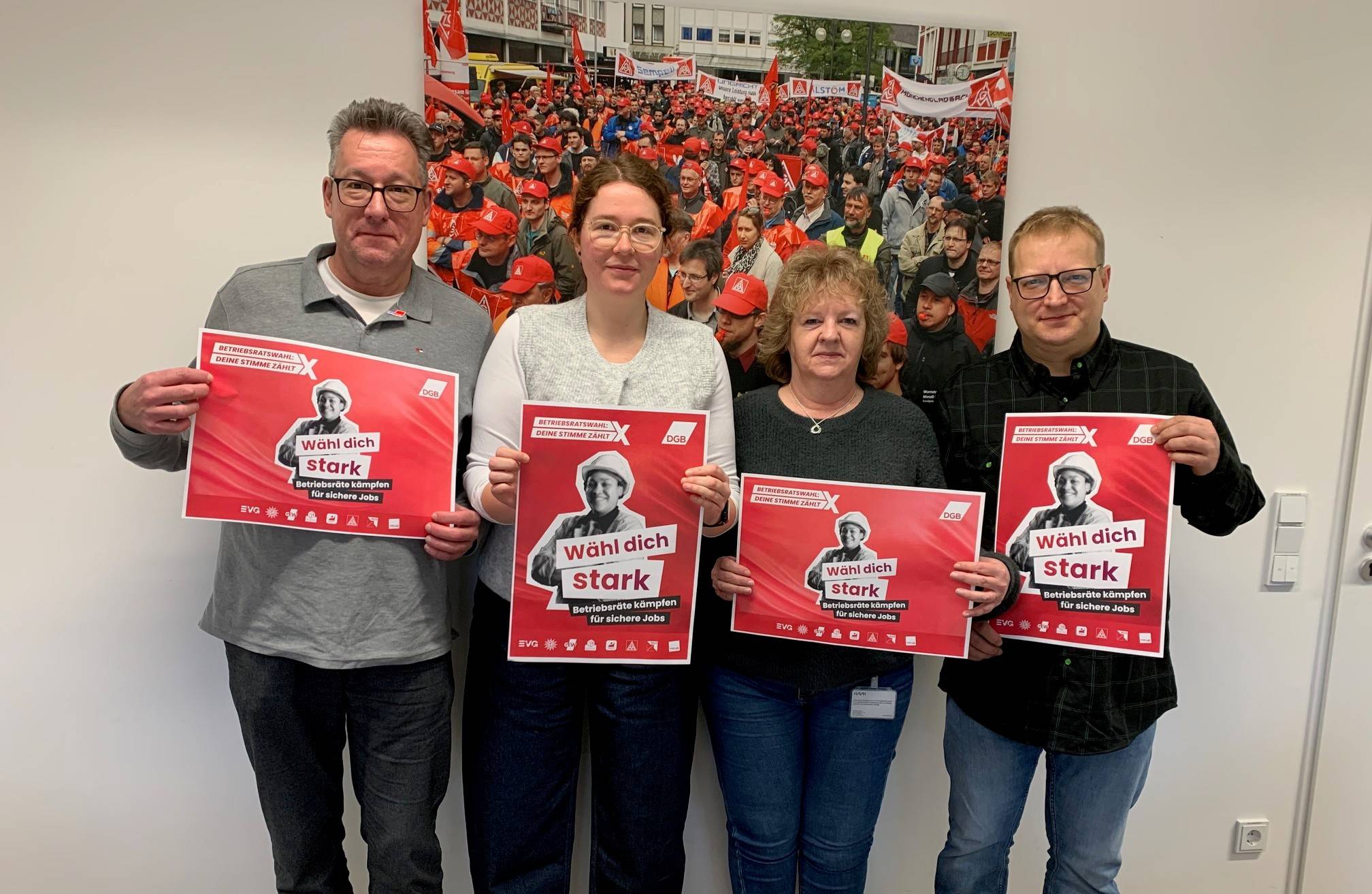 Stellten die aktuelle Kampagne zu den Betriebsratswahlen vor: (v.l.) Patrick Stock, Vorsitzender des DGB-Stadtverbands Mönchengladbach, Annemarie Benke, DGB-Gewerkschaftssekretärin,  Ellen Jacobs, Betriebsratsvorsitzende der Firma Wirth GmbH in Erkelenz und Michael Weyh, Betriebsratsmitglied der Rfresco Deutschland Holding in Herrath.