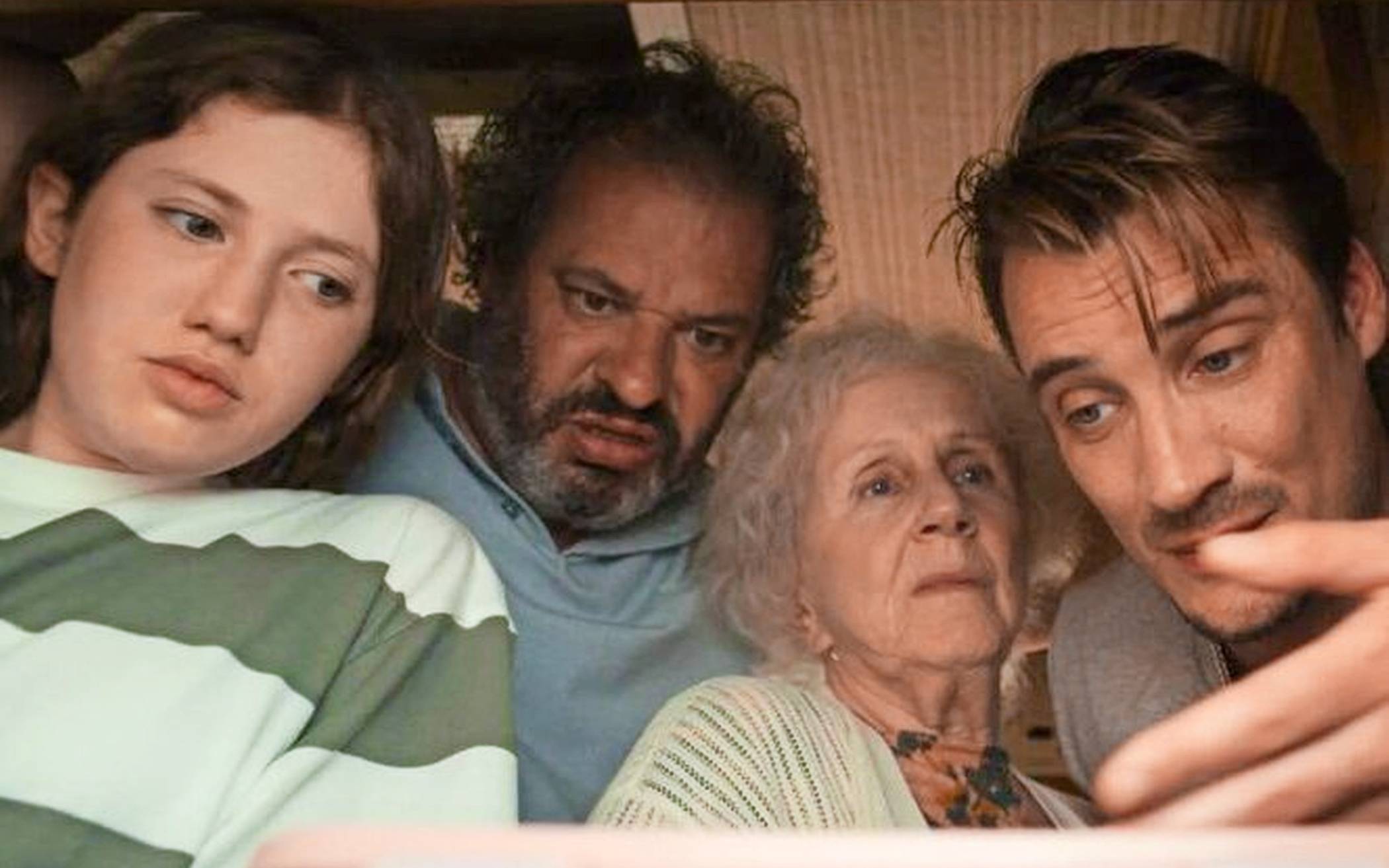 Um ihre Familie für eine Reise zu gewinnen, greift die 80-jährige Marie  (Hélène Vincent) zu einer Notlüge. 