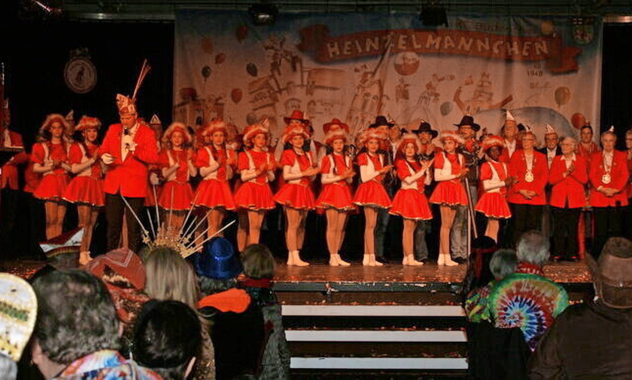 Die Tanzgarden der Büdericher Heinzelmännchen sind