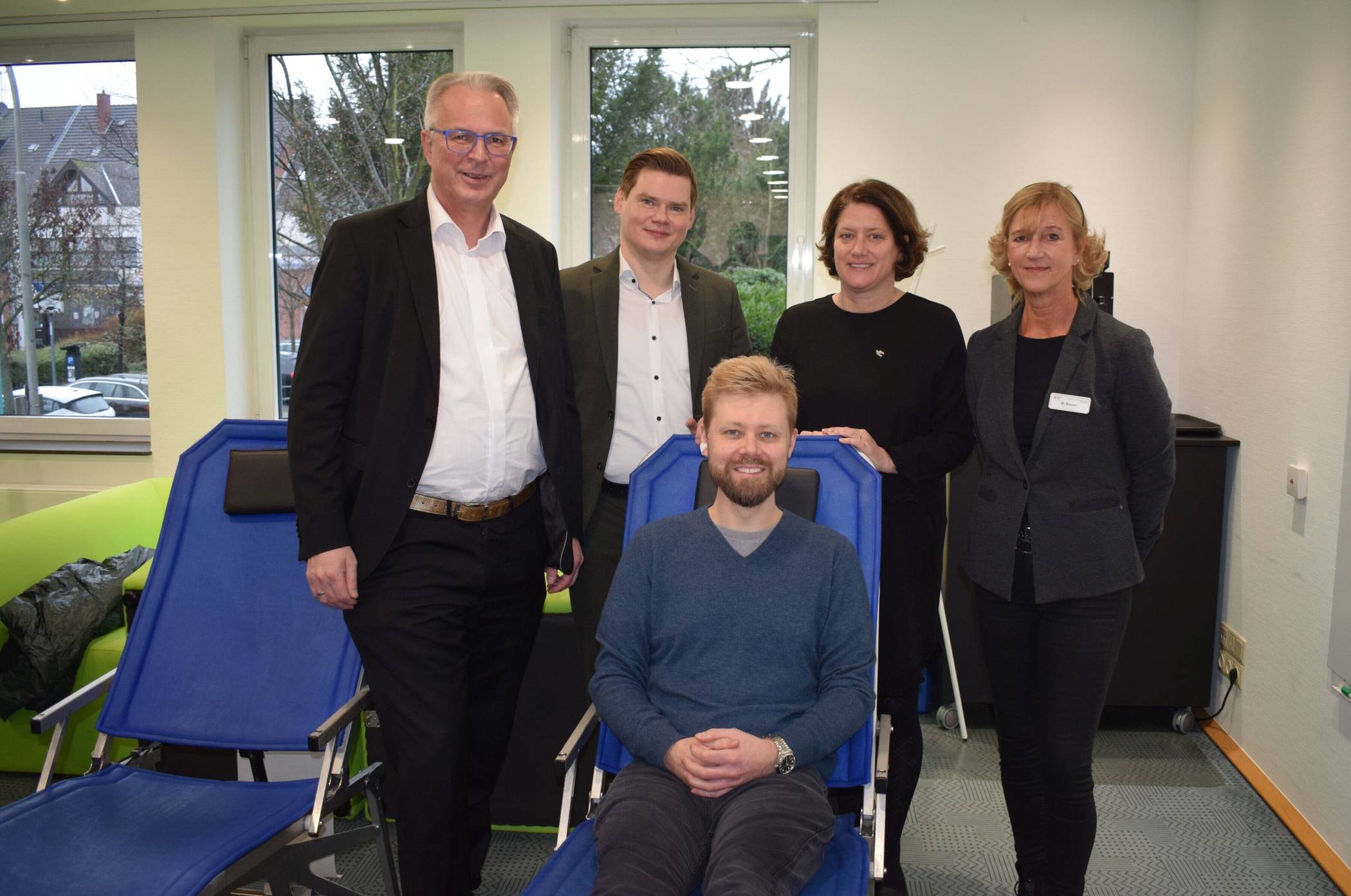  Kreisdirektor Dirk Brügge, Personalratsvorsitzender Raphael Hermanski, Landrätin Katharina Reinhold und Birgit Baust (DRK-Gebietsreferentin für den Blutspendedienst West) mit Kreismitarbeiter Simon Gondek, der bereits zum zehnten Mal Blut spendete. 