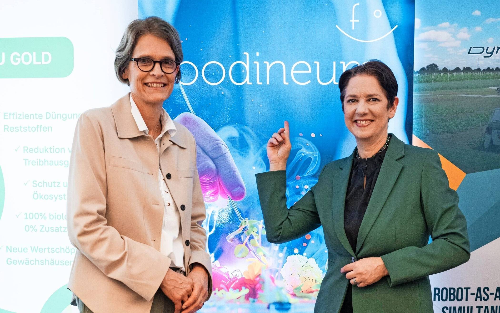 Dr. Petra Bracht (l.), Referentin für Netzwerk und Öffentlichkeitsarbeit der Hochschule Niederrhein, und Silke Gorißen, NRW-Ministerin für Landwirtschaft und Verbraucherschutz. 