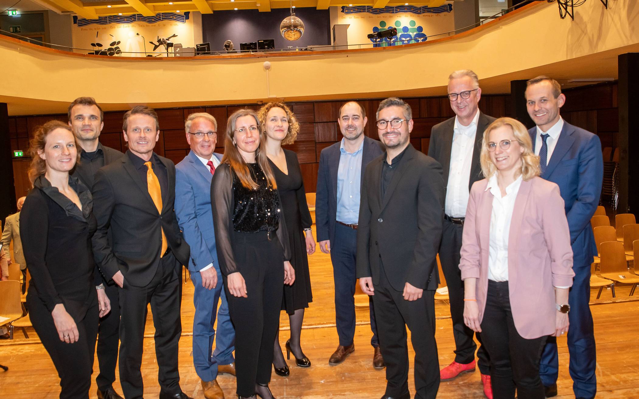  Kreisdirektor Dirk Brügge (3.v.r.) freut sich, dass das Ensemble OPUS 45 und der Schauspieler Roman Knižka – hier bei einem Auftritt 2024 – wieder im Rhein-Kreis Neuss zu Gast sind. 