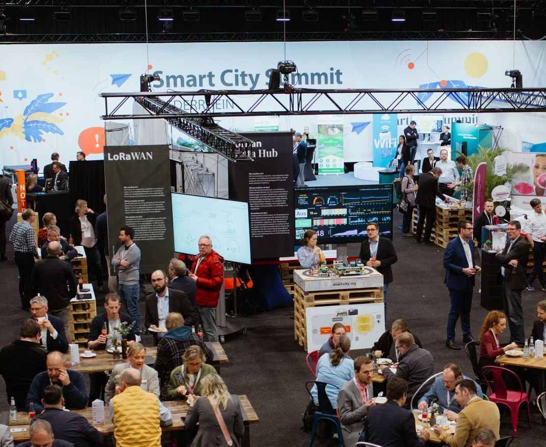   Workshops, Vernetzung, Vorträge und ein großer Expo Bereich – mit dieser Mischung hat sich der Smart City Summit Niederrhein in den vergangenen Jahren als Fachkongress etabliert. Unternehmen und Kommunen präsentieren im Ausstellungsbereich spannende Pilotprojekte, Produkte und Anwendungsfälle. Fotos: Katrin Chodor  