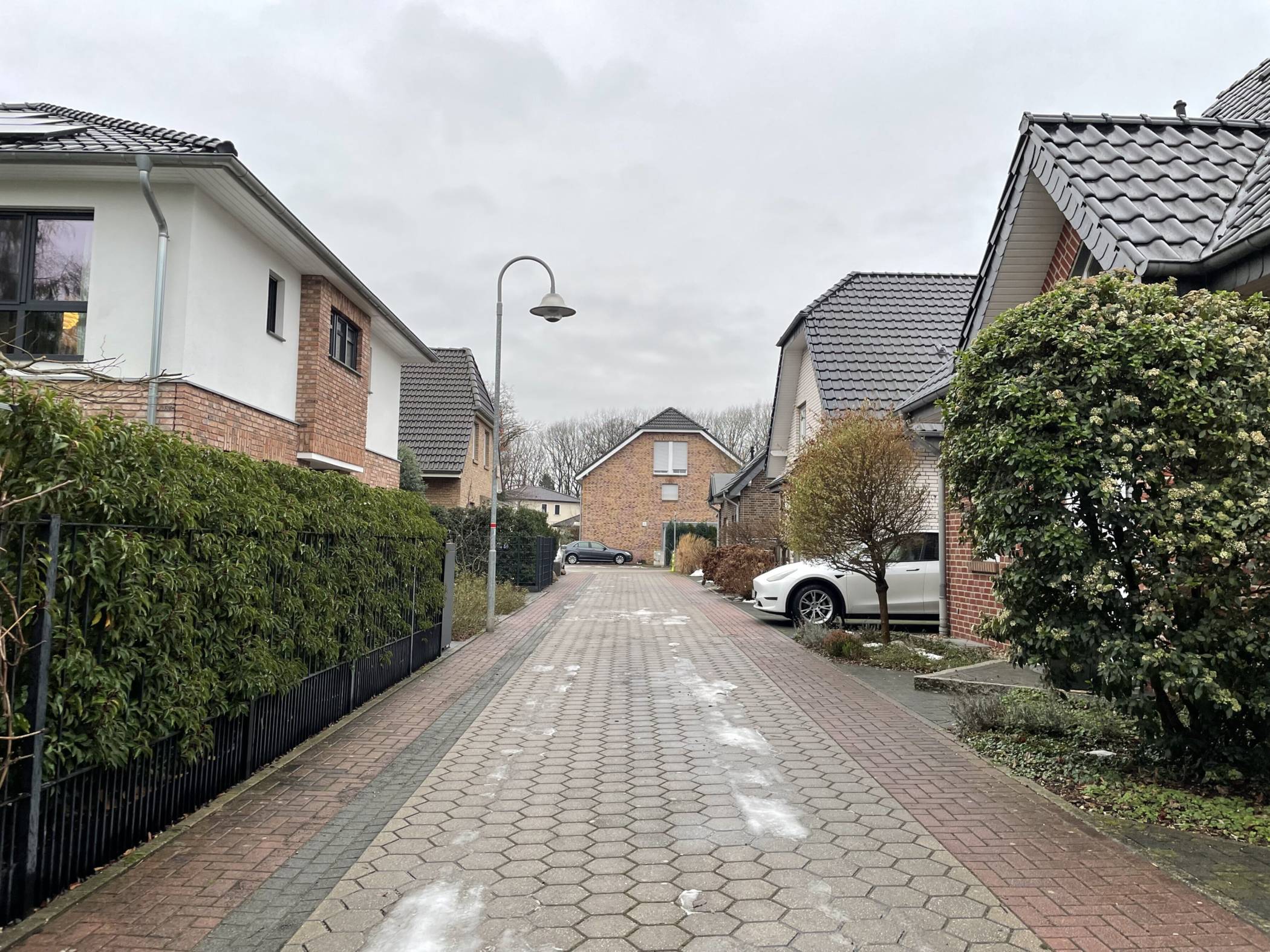 Durch diese hohle Gasse muss er kommen ... Die Anwohnerinnen und Anwohner sind in Sorge, dass hier bald Schwerlastverkehr durchrollt. Und nicht nur das: Mit 9 Parteien mehr wird sich auch der Durchgangsverkehr in Zukunft deutlich erhöhen.