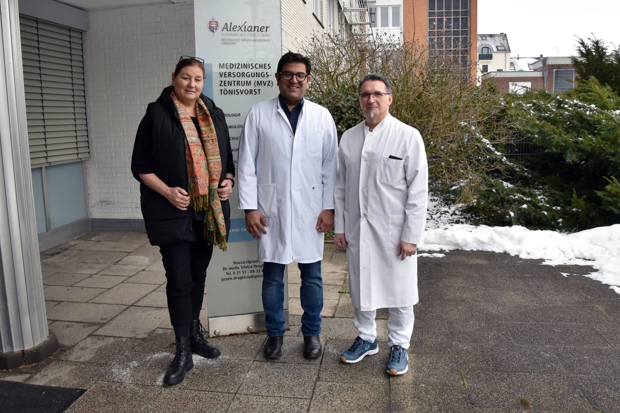  Ines Sell, Betriebsleiterin des MVZ Tönisvorst, mit den neuen Chirurgen Dr. Vinayak Kaushik (Mitte) und Torsten Diana. 