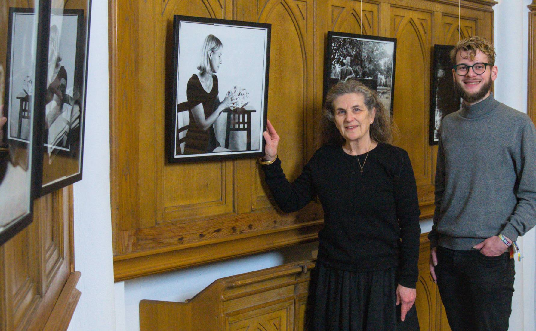 Künstlerin Andrea Dieren und Pfarrer Yannick Barnekow in der Ausstellung 