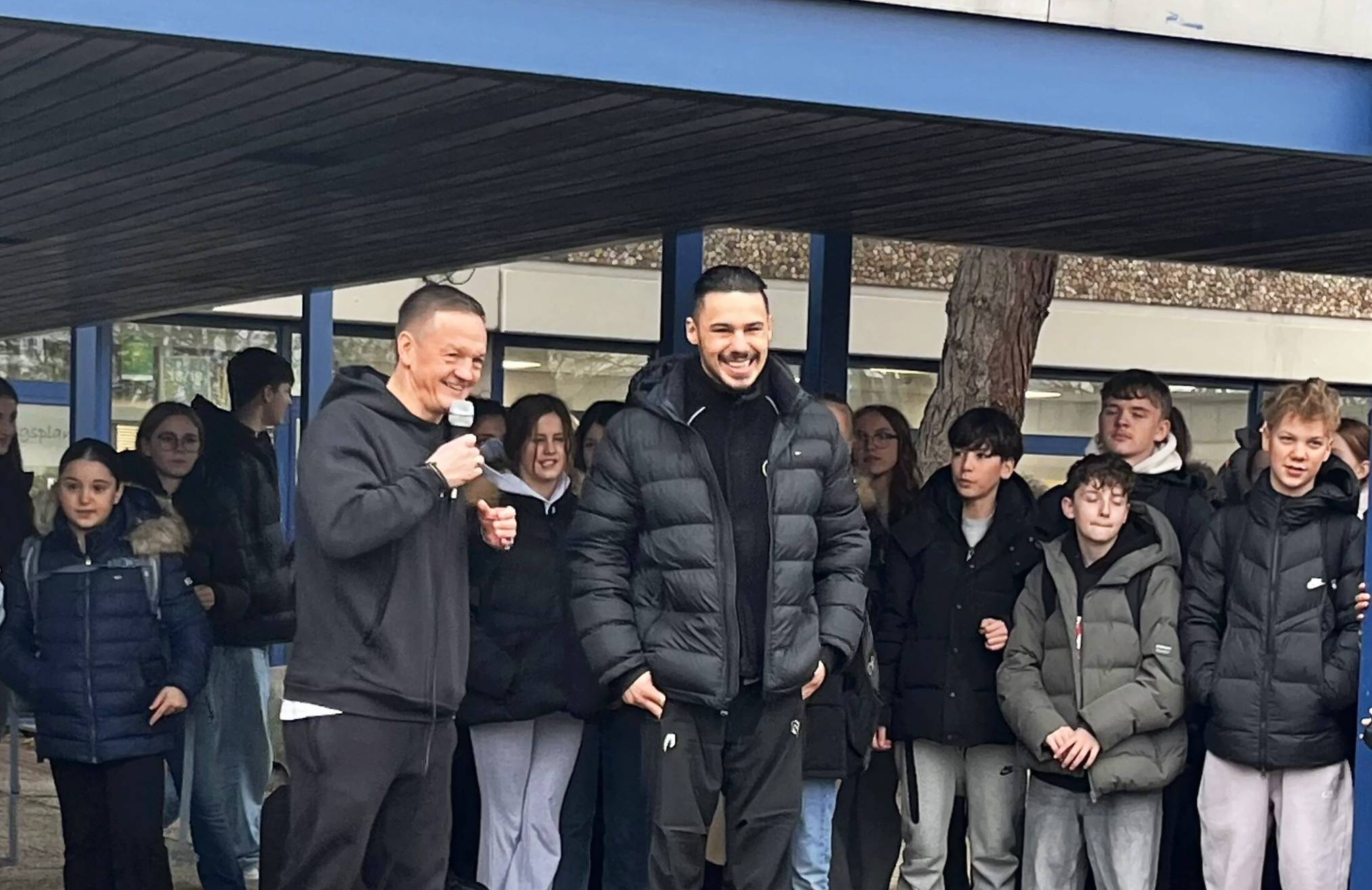 Ehrung an der Robert-Schuman-Europaschule in Willich am Freitagmorgen: Lehrer Tobias Gensler (links) gratulierte im Namen der Schule dem jungen Boxer Alex Schiller zum Titel „Deutscher Meister“ , der unter anderem an der RSE das Projekt „Boxing for Personality“ anbietet.  