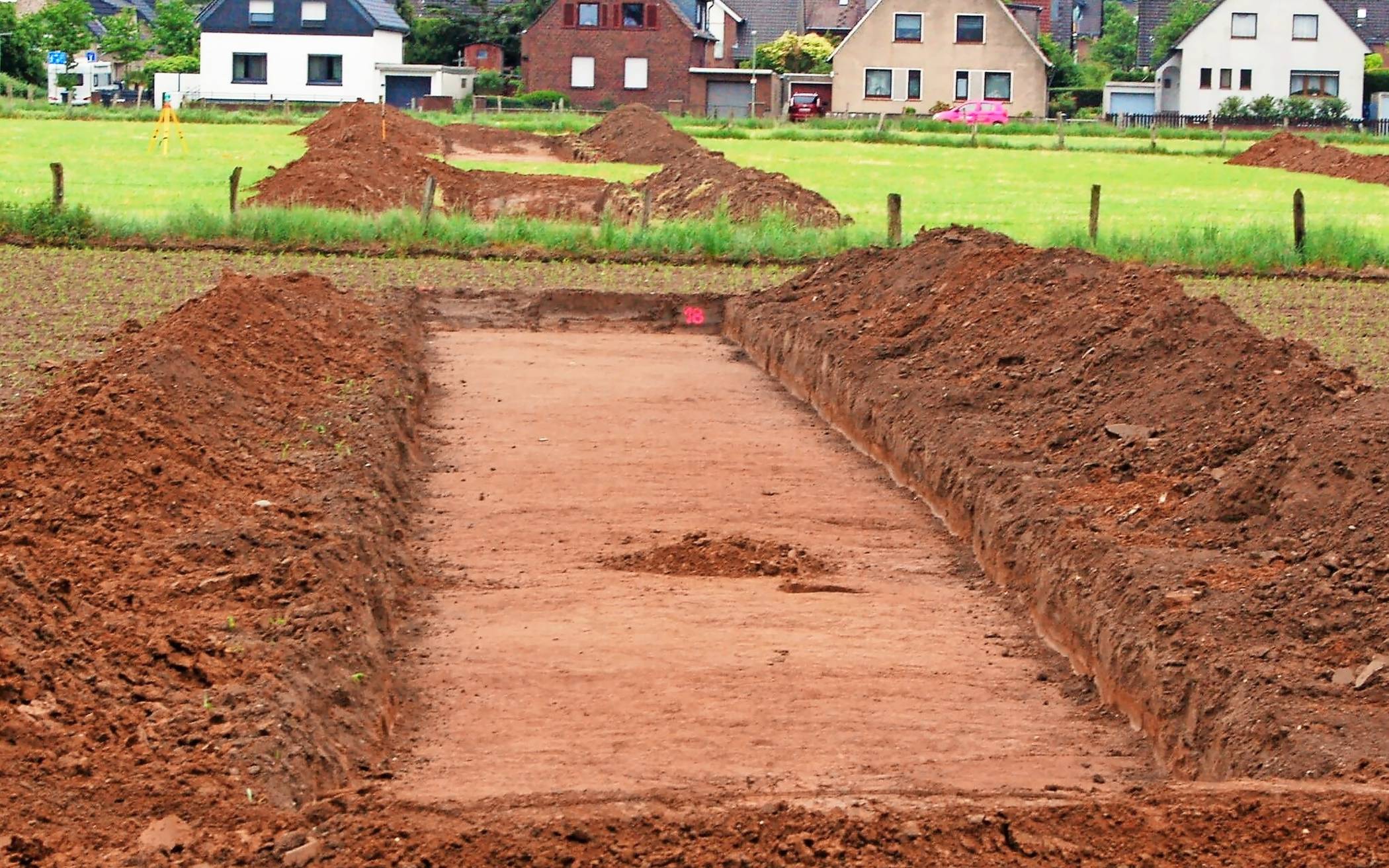 Die Archäologen waren schon da und gingen doppelt so tief in die Erde, wie es der bäuerliche Pflug kann. 