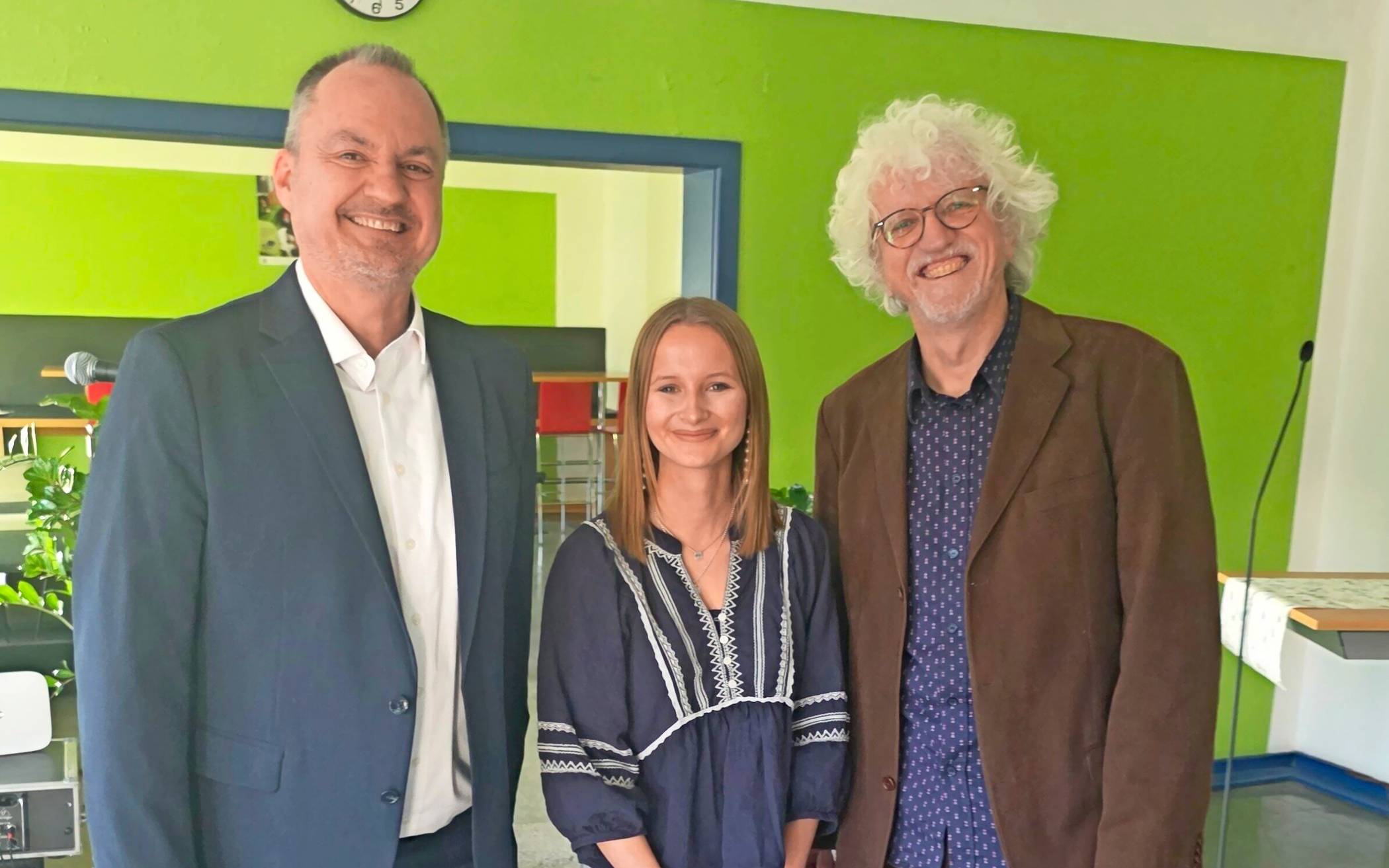 Moderatoren des Vormittags waren Lehrer Björn Gerlach und Schülerin Paula Porada (von rechts) hier auf dem Foto zusammen mit Schulleiter Christoph Riedl (rechts). Foto: Grammatikou