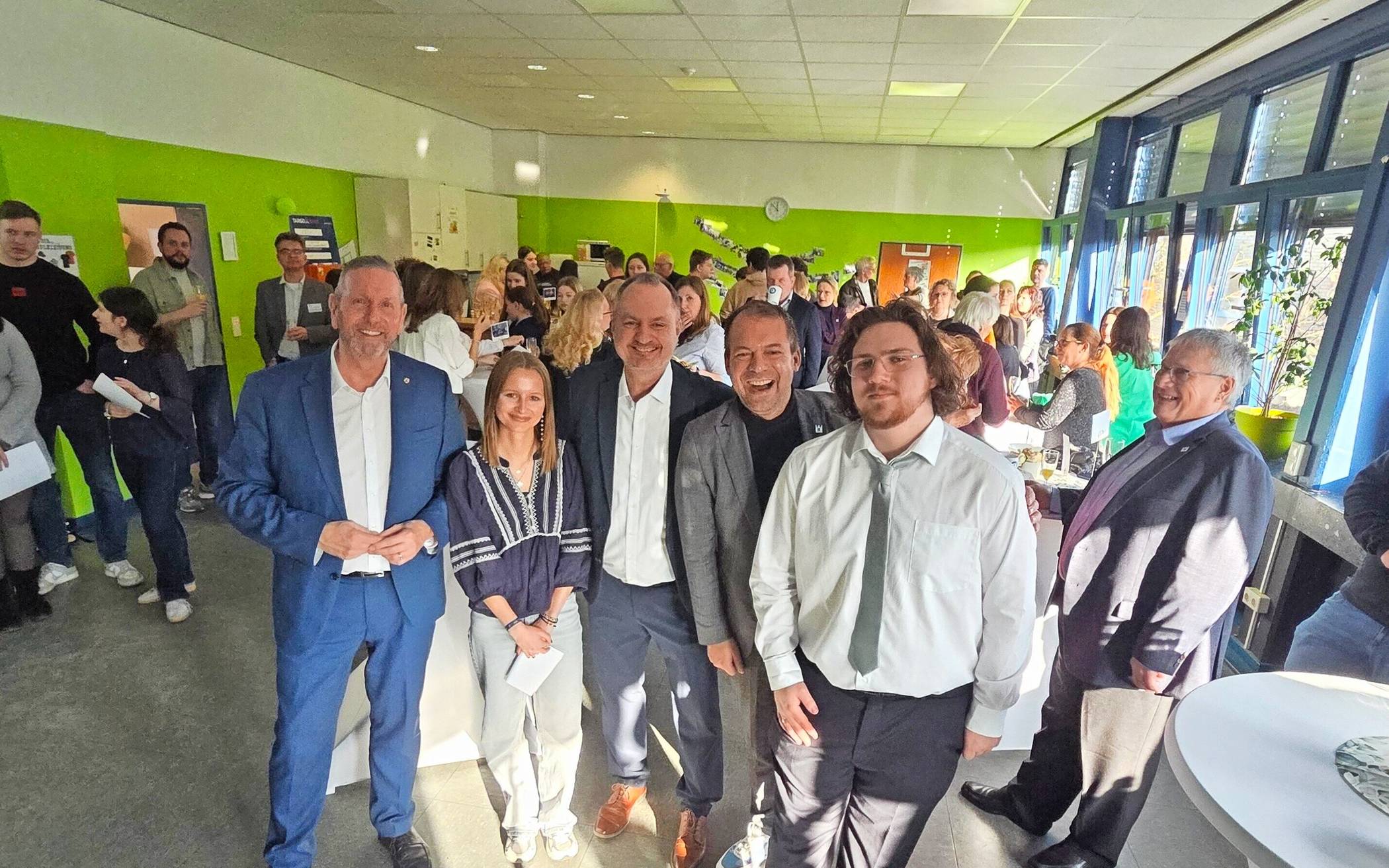  Gute Stimmung beim Neujahrsempfang im Bistro der Robert-Schumann-Europaschule. Unser Foto zeigt MdL Guido Gört, Schülerin (und Moderatorin des Empfangs) Paula Porada, Schulleiter Christoph Ridl, Bürgermeister Christian Pakusch und Schülersprecher Tristan Liedtke (von links). Foto: Grammatikou  