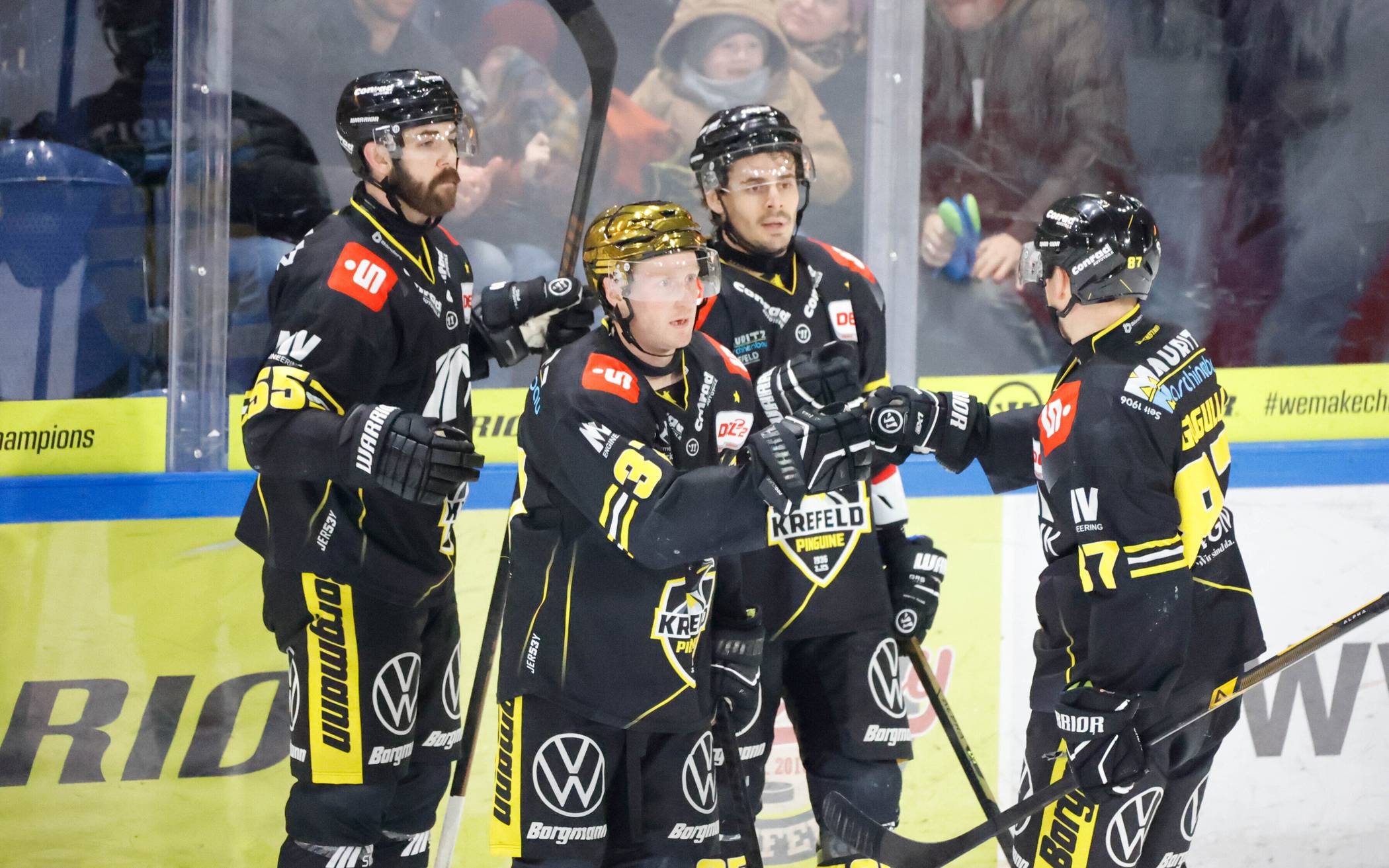 Pinguine gewinnen auch das Spitzenspiel