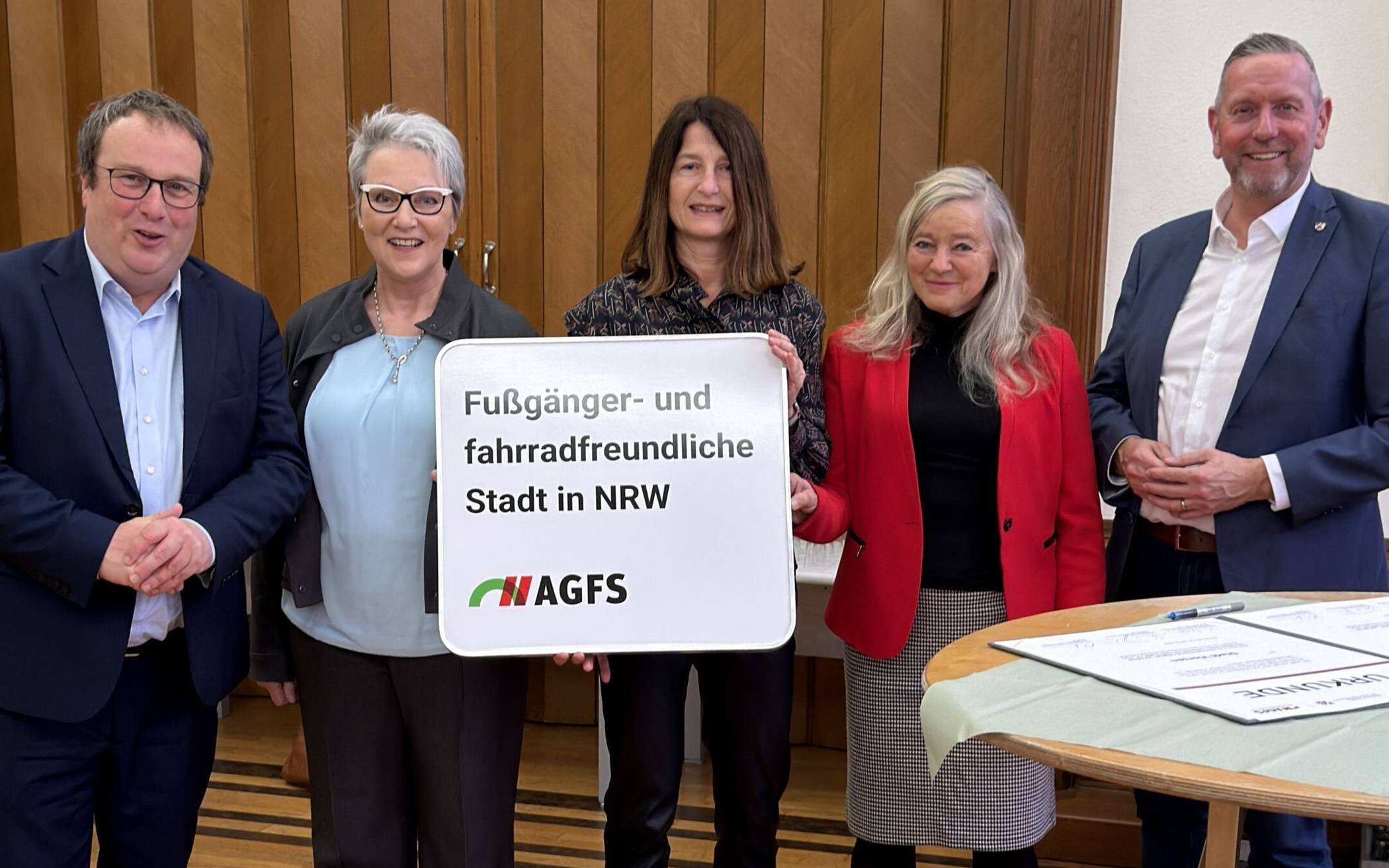 Zusätzlich zur Urkunde übergab die AGFS NRW Schilder für die Ortseingänge an die Stadt. Im Bild (v.l.): Minister Oliver Krischer, AGFS-Vorstand Christine Fuchs, Abteilungsleiterin Karen Krätschmer (Stadt Viersen), Technische Beigeordnete Susanne Fritzsche (Stadt Viersen) und Guido Görtz, MdL CDU.