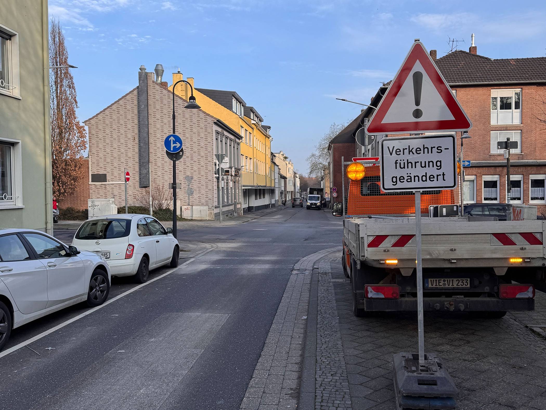 Das Foto zeigt das neu angebrachte Hinweisschild zur veränderten Verkehrsführung an der Kreuzung Remigiusstraße/Petersstraße. 