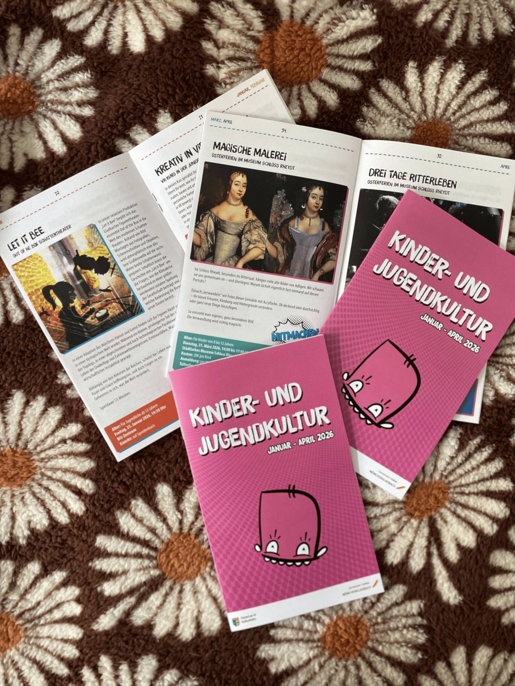  Liegt ab sofort zum Mitnehmen aus: der Kalender für Kinder- und Jugendkultur. 