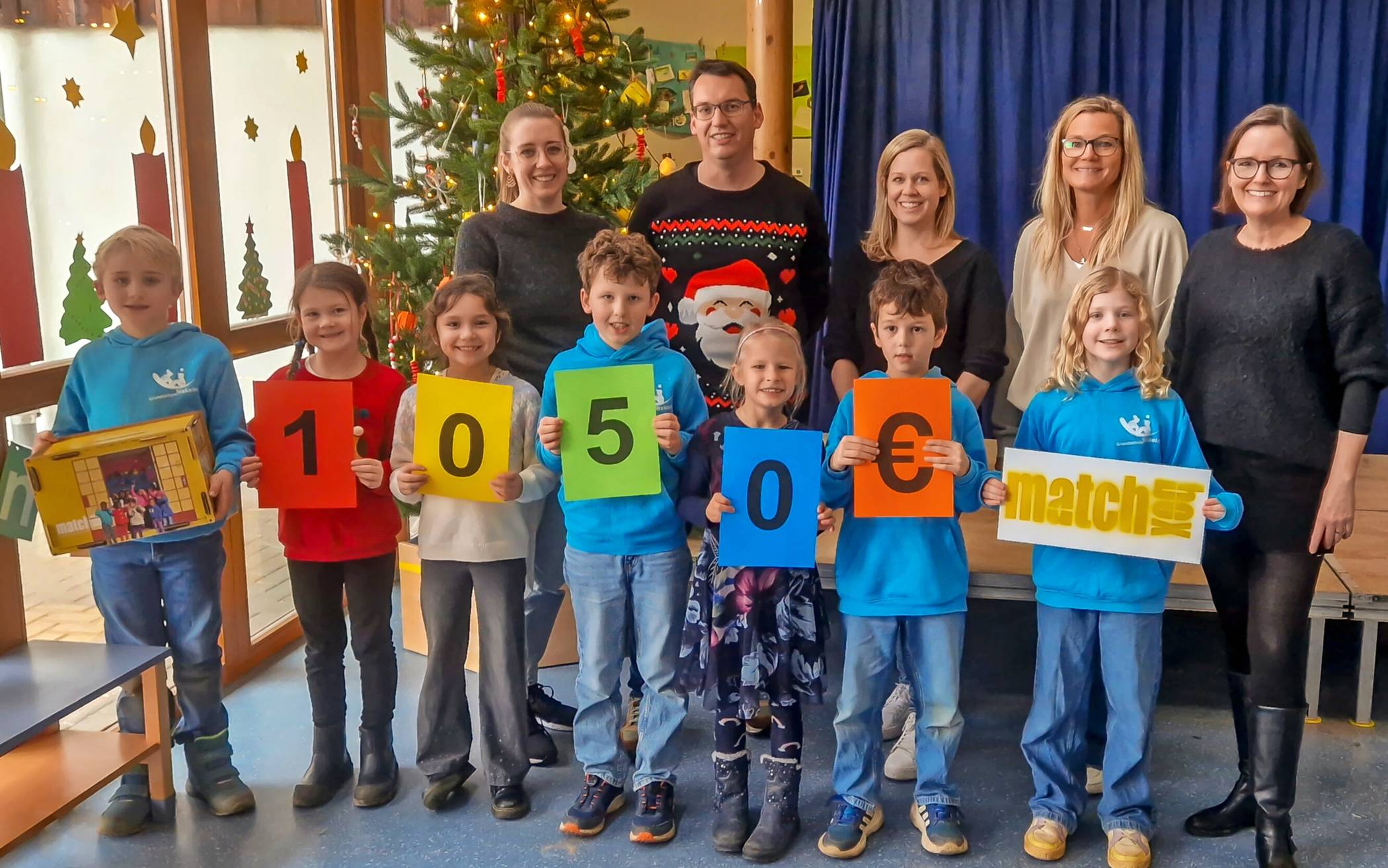 Kinder GGS Wekeln spenden an den Verein Matchbox. Unser Foto zeigt (von links): Anna Steuten, Maik Wichmann, Katrin Wicht (alle FÖV), Verena Grips (Matchbox e.V.), Patricia Münch-Grevel (Schulleiterin). Foto: GGS Wekeln 