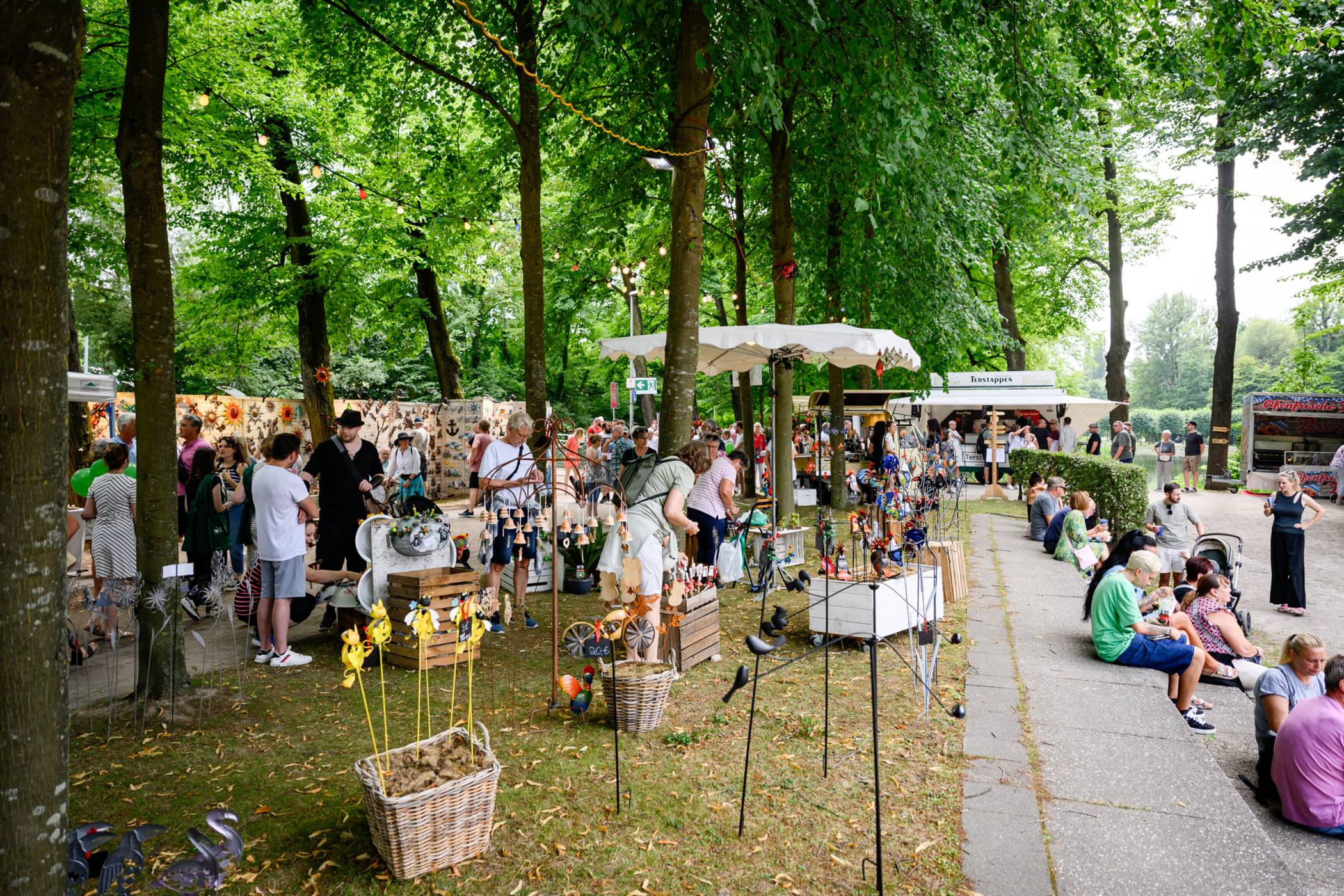  Das Fest am See im Wickrather Schlosspark bietet eine unvergleichliche Mischung aus Markt, Musik, Gastronomie und Kinderattraktionen.  