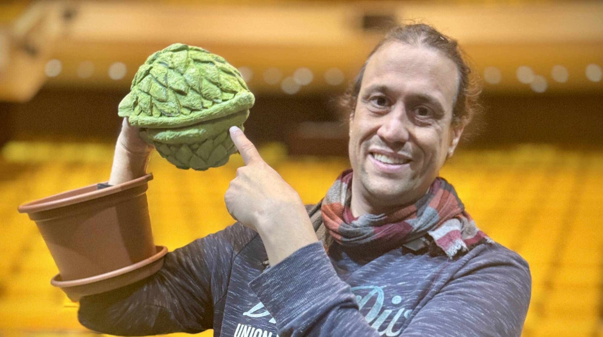  Figurenbauer Lukas Schneider mit Minimodell der fleischfressenden Pflanze. Foto: Dirk Wiefel.  