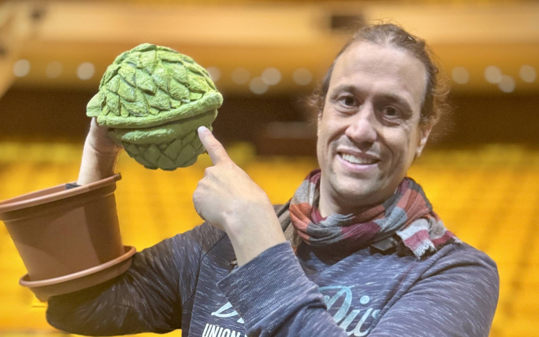 Figurenbauer Lukas Schneider mit Minimodell der