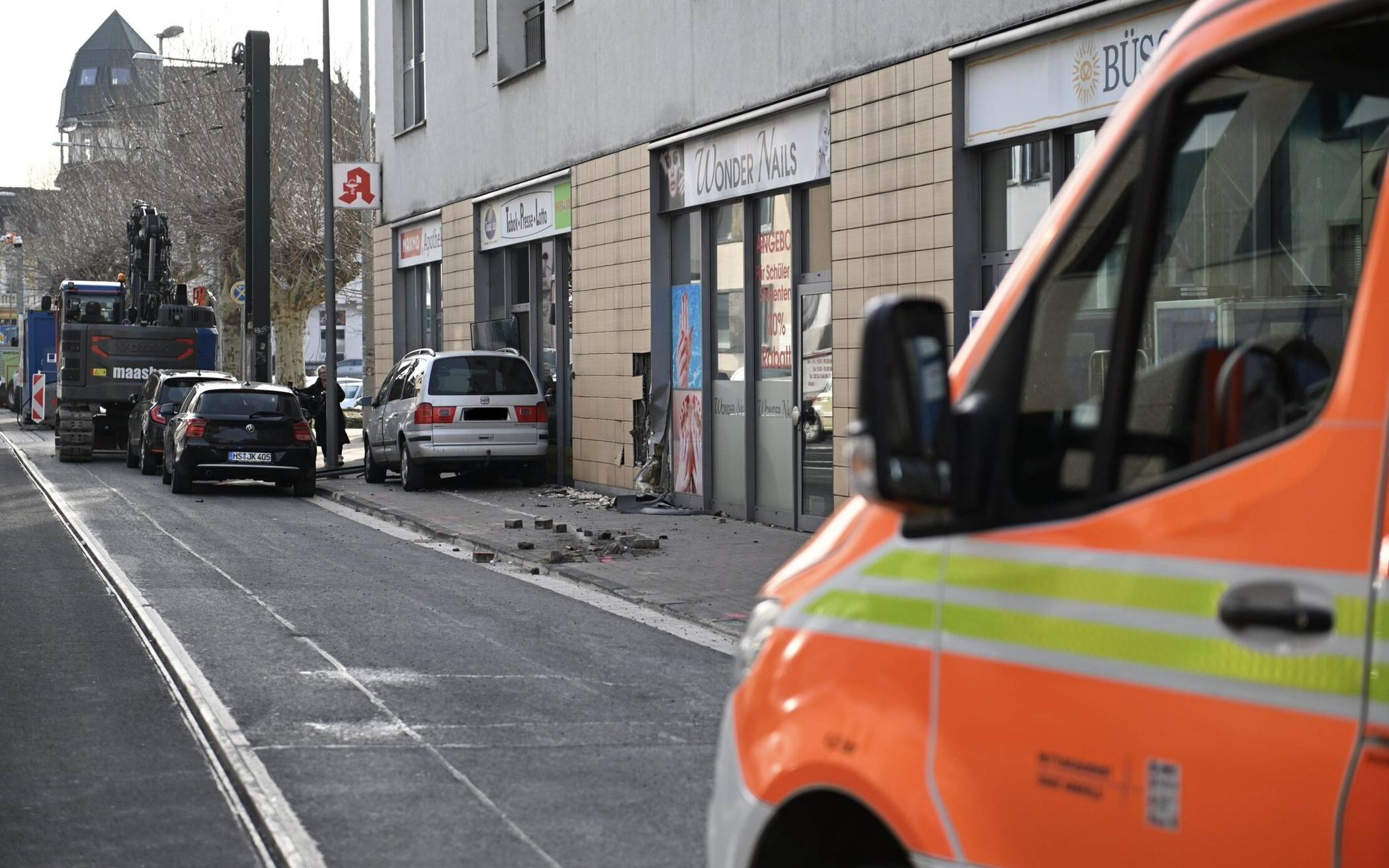 Pkw kracht in Fassade von Einkaufscenter