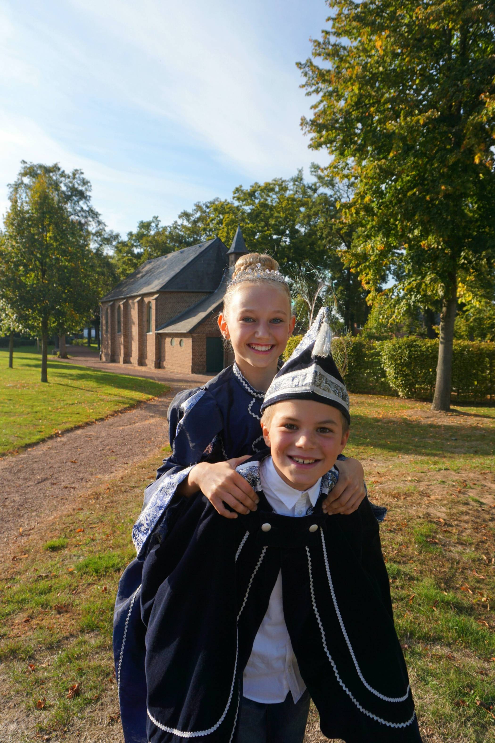  Das Kinderprinzenpaar freut sich auf den bunten  Kinderkarnvealsumzug. 