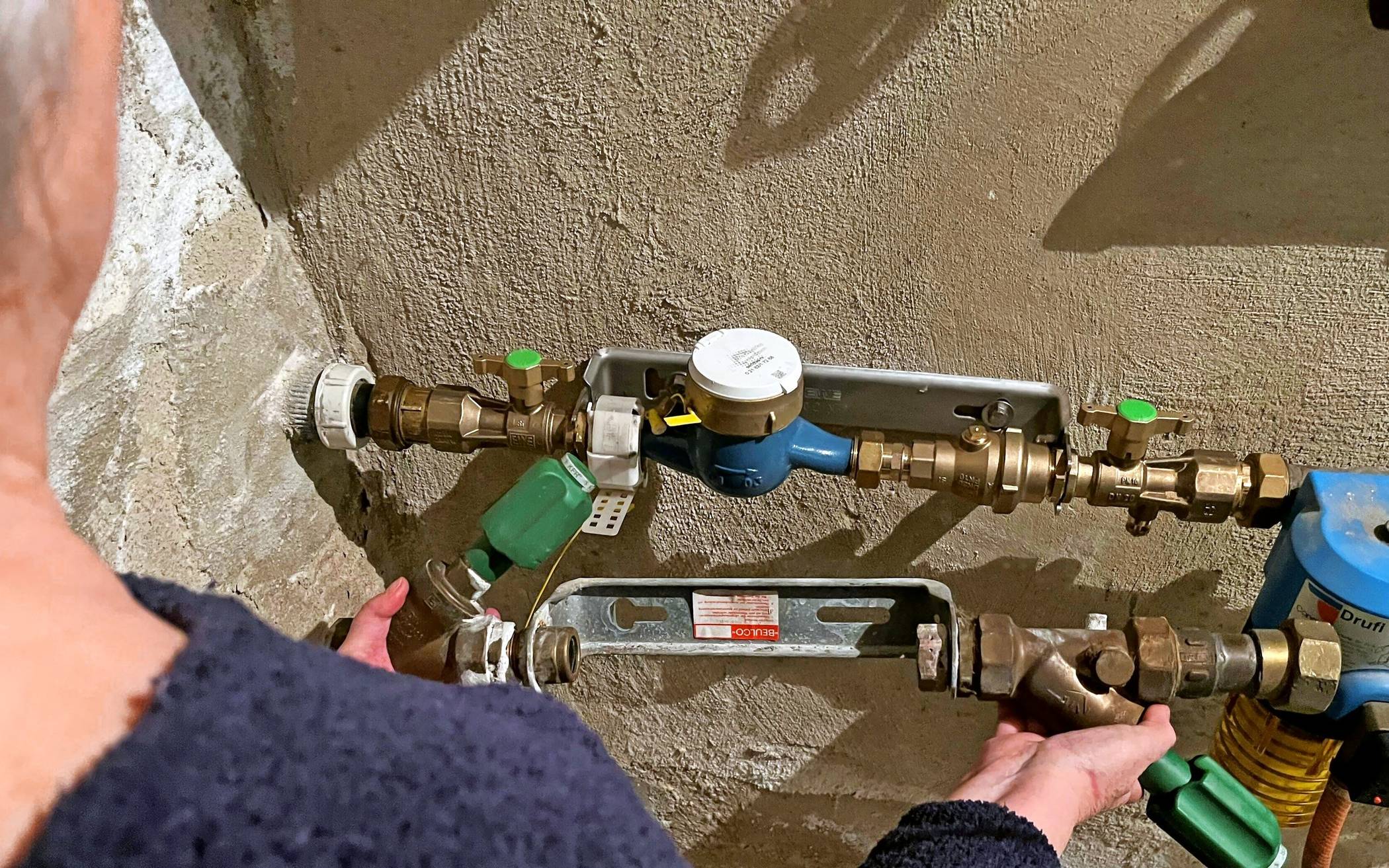  Karin S. ist ihrer Bleivergiftung auf die Spur gekommen. Den „Übeltäter“ hält sie in der Hand, das neu verbaute Verbindungsstück leitet ihr Trinkwasser wieder „bleifrei“ zu den Hähnen. 