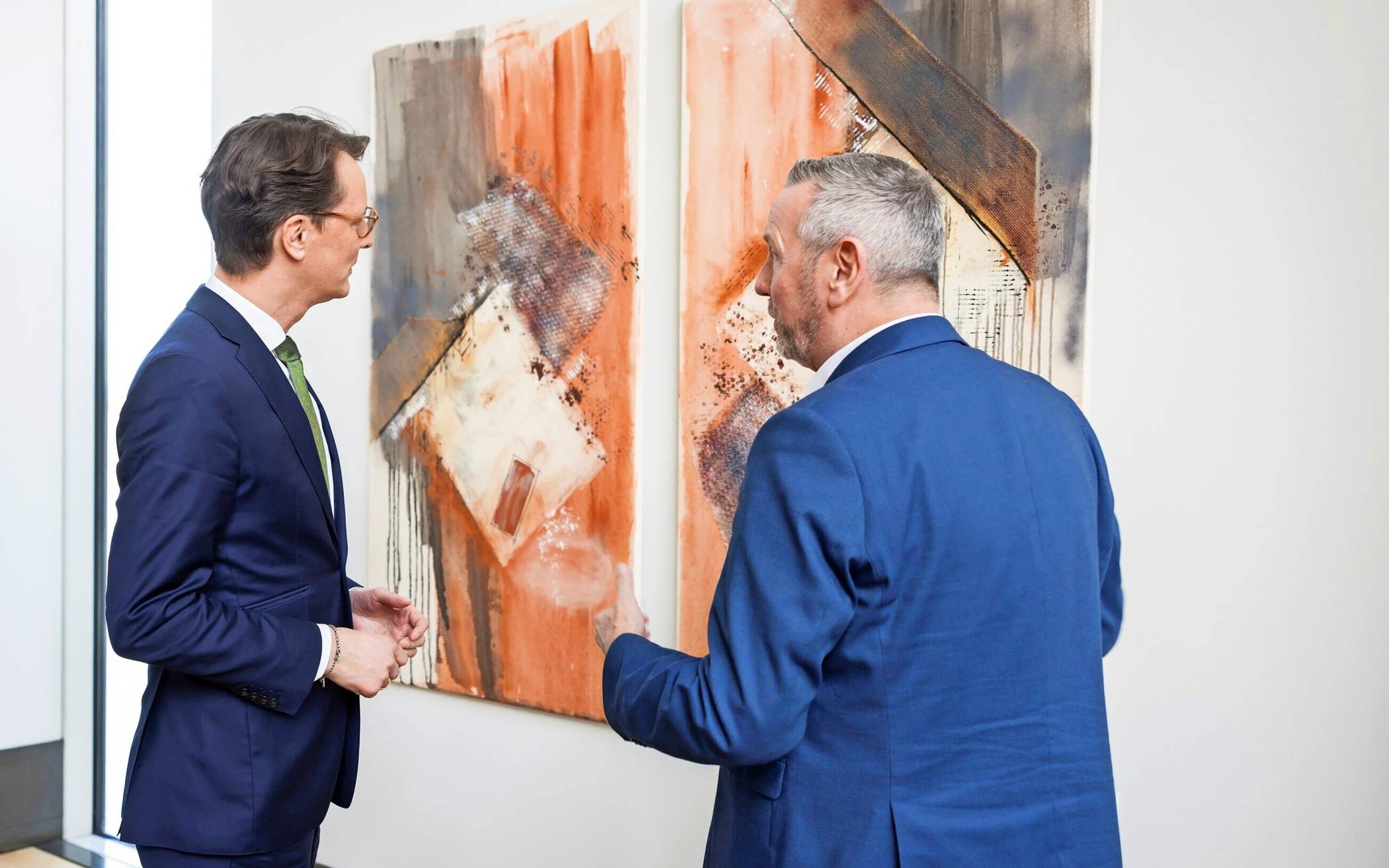 NRW-Ministerpräsident Hendrik Wüst (links) und MdL Guido Görtz besuchen die Ausstellung von Martina Stall. Foto: Ralph Sondermann