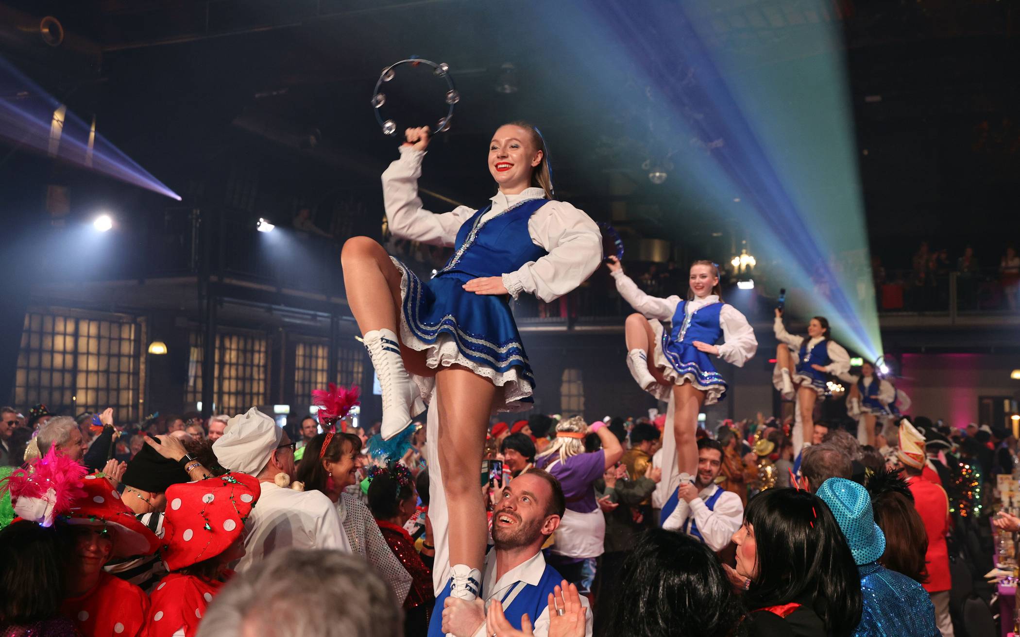 Bühne frei für das Tanzcorps der KG Sr. Tollität Luftflotte von...