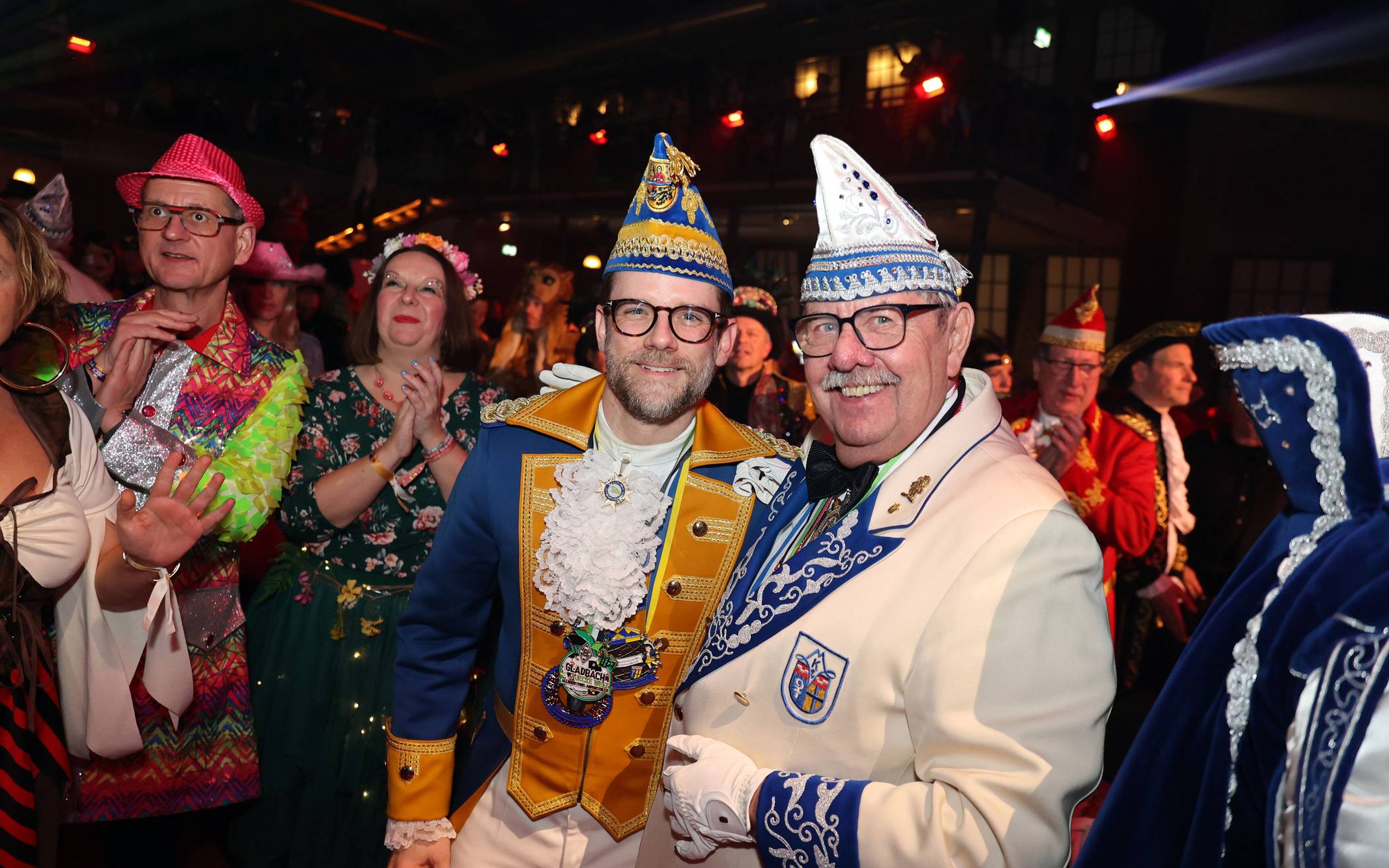 Oberbürgermeister Felix Heinrichs mit MKV-Vorsitzendem Gert...