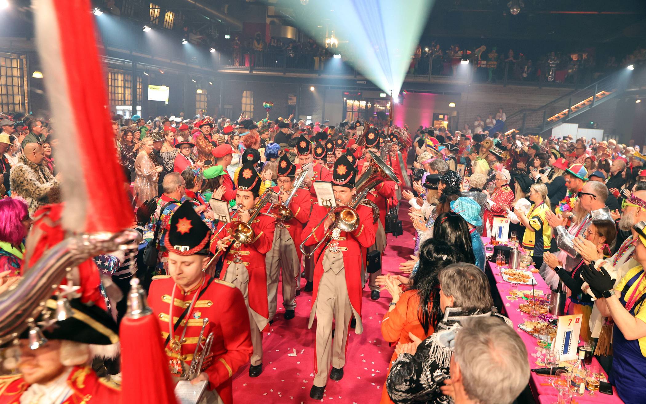 Einmarsch der Prinzengarden aus Mönchengladbach...