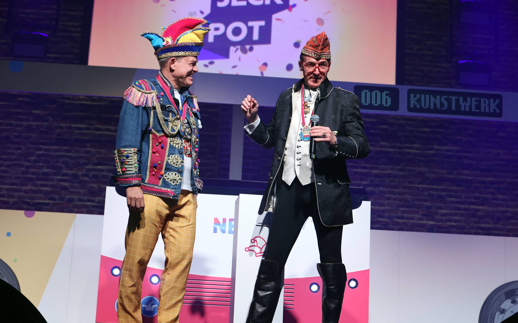 Walter Passmann (r.) führte durch das Jeck...