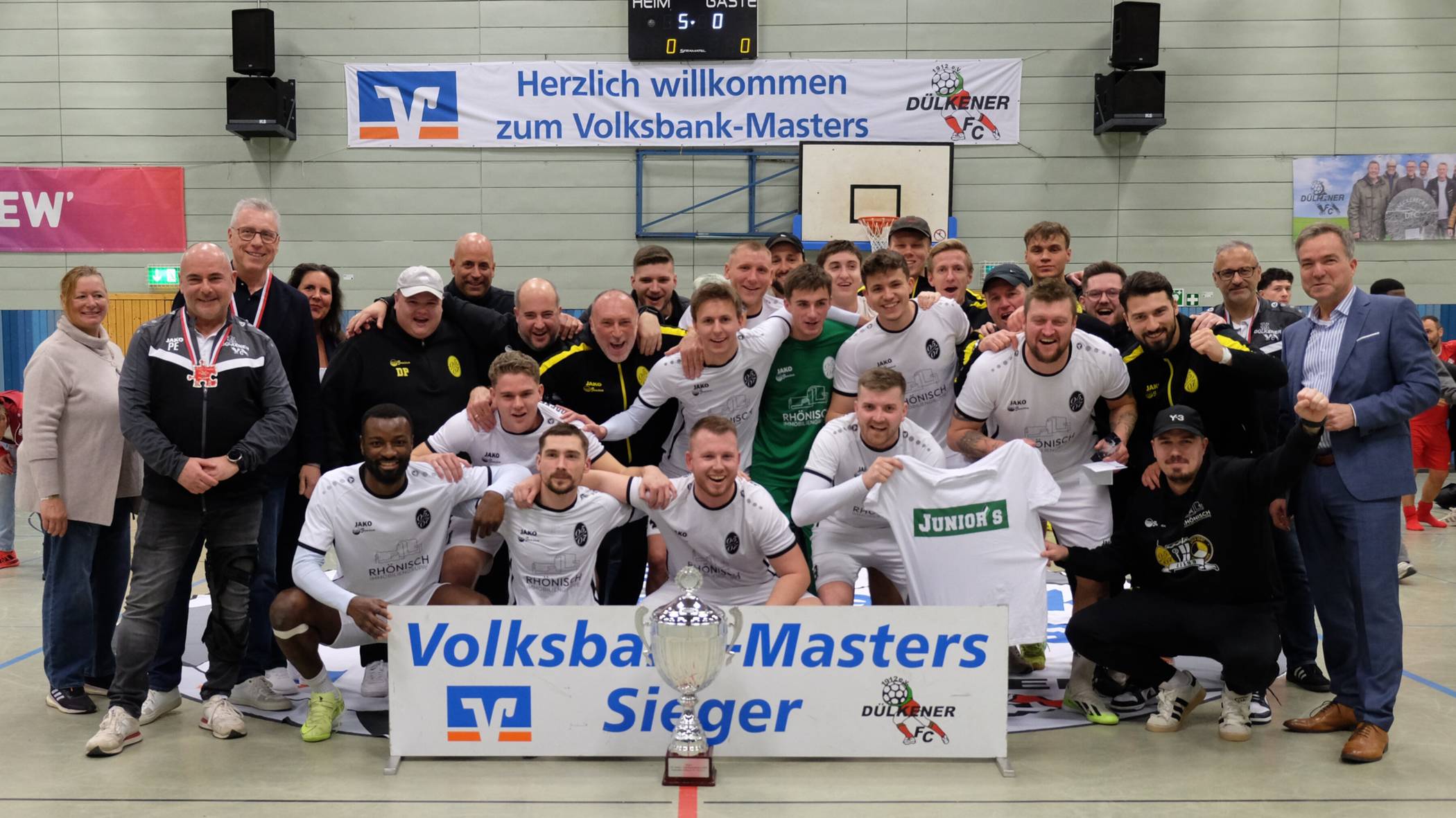 33. Volksbank-Masters: Die Sieger Mannschaft der Herren „SpVg Odenkirchen“ mit Viersens Bürgermeister Christoph Hopp (r.), Patrick Erceg (l., Vorsitzender Dülkener FC) sowie Jürgen Cleven (2.v.l., Vorstand Volksbank Viersen)   