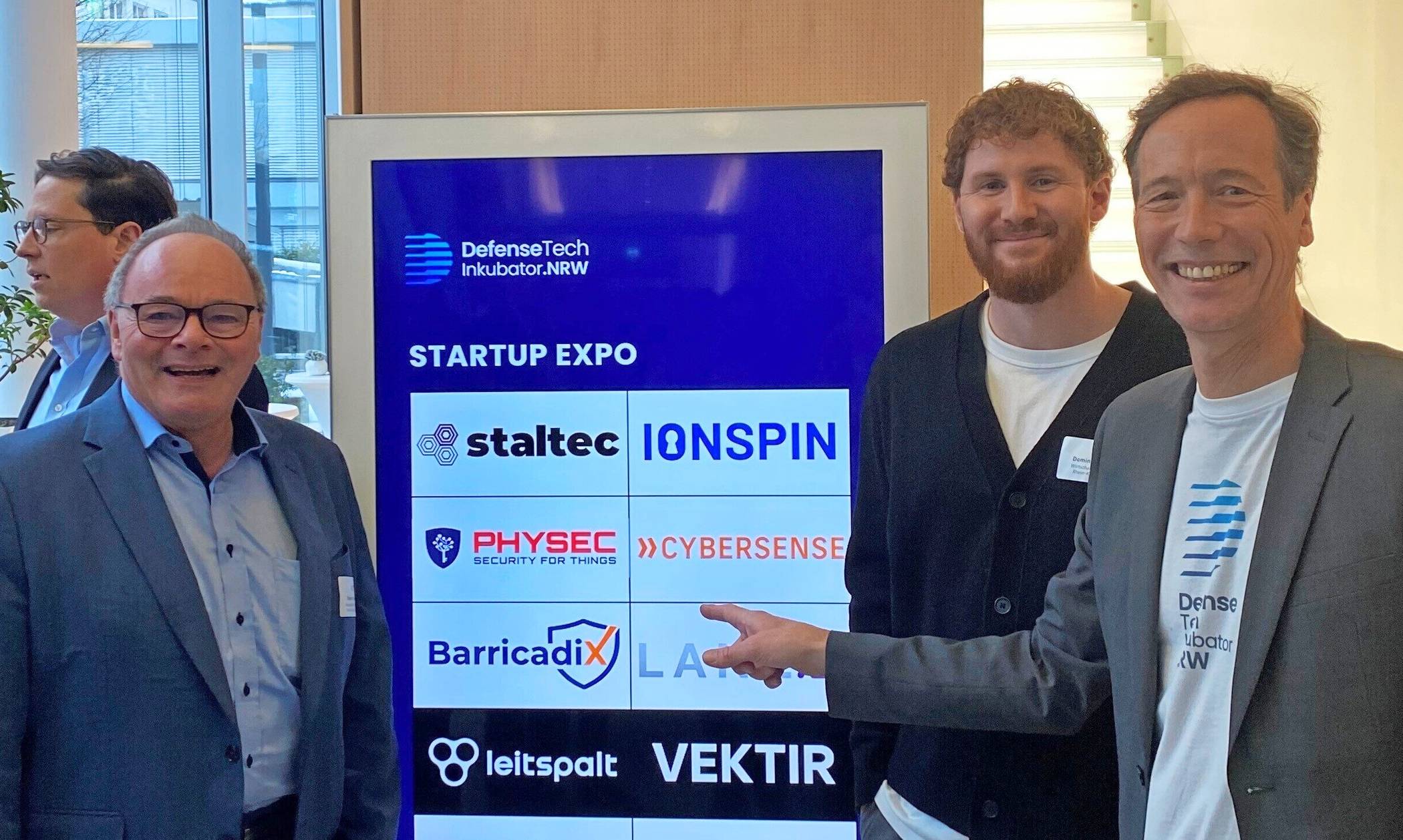 Beim ersten „Defense Innovation Summit NRW“ (v.l.): Robert Abts, Leiter der Kreiswirtschaftsförderung, Dominik Hintzen (Kreiswirtschaftsförderung) und Dr. Klemens Gaida, der zu den Initiatoren des „DefenseTech-Inkubator.NRW“ zählt. 