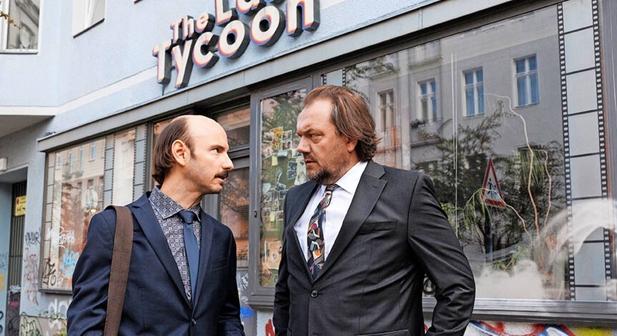 Hat der Videothekar Michael Hartung (Charly Hübner, r.) die größte Massenflucht der DDR-Geschichte mitorganisiert. 